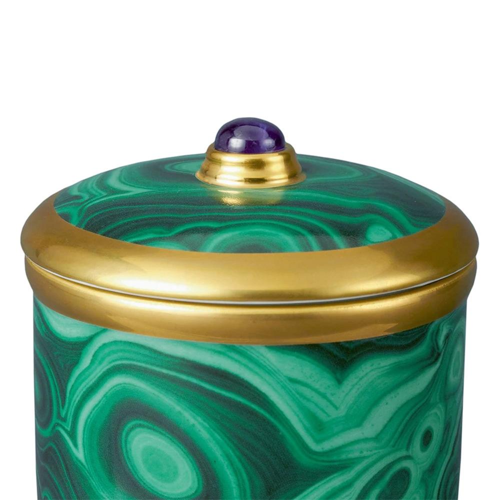 Candela Melki realizzata in porcellana con semi-preziose 
finale a cabochon sul coperchio. In porcellana con malachite
e con placcatura in oro 24 carati. Include la cera di paraffina 
con stoppino singolo. Consegnato in una lussuosa confezione