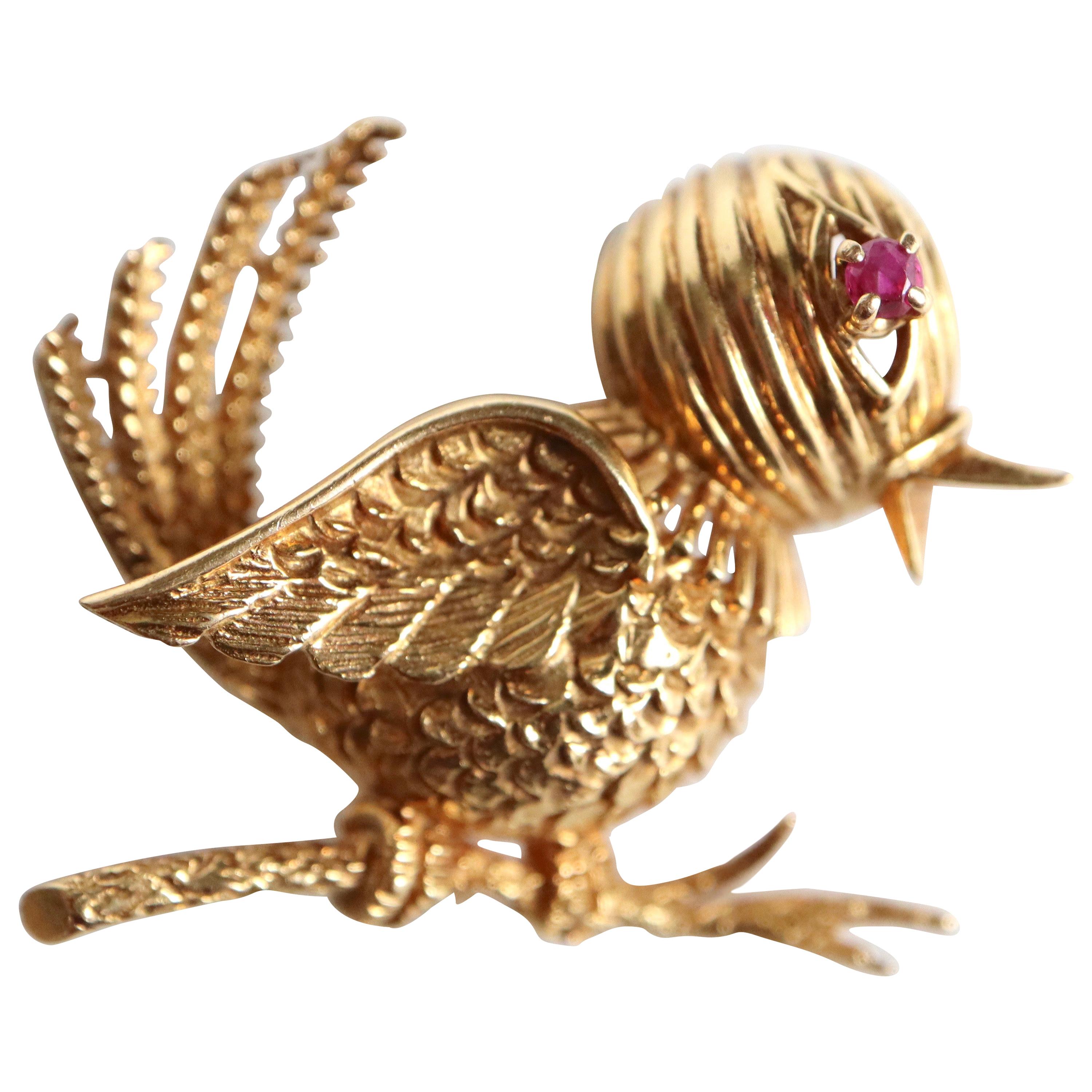 Broche oiseau Mellerio en or jaune 18 carats et rubis Circa 1960 en vente
