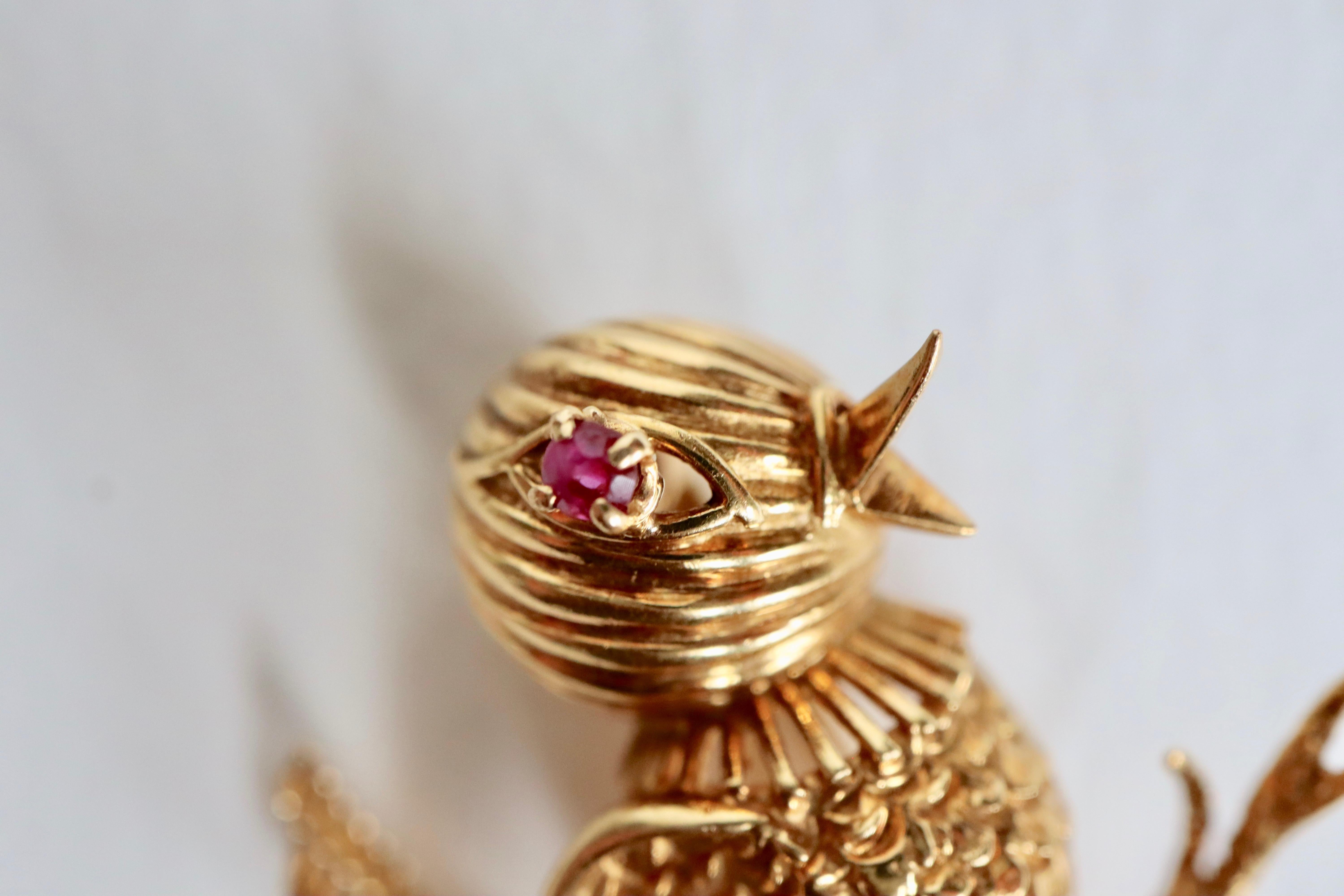 MELLERIO Bird Brooch in 18 carat yellow Gold, the Eye setting a Ruby circa 1960.
Small bird in profile on a branch, the body finely chiseled in imitation of the plumage, the twisted gold tail, the gadrooned head, the eye is set with a claw-set