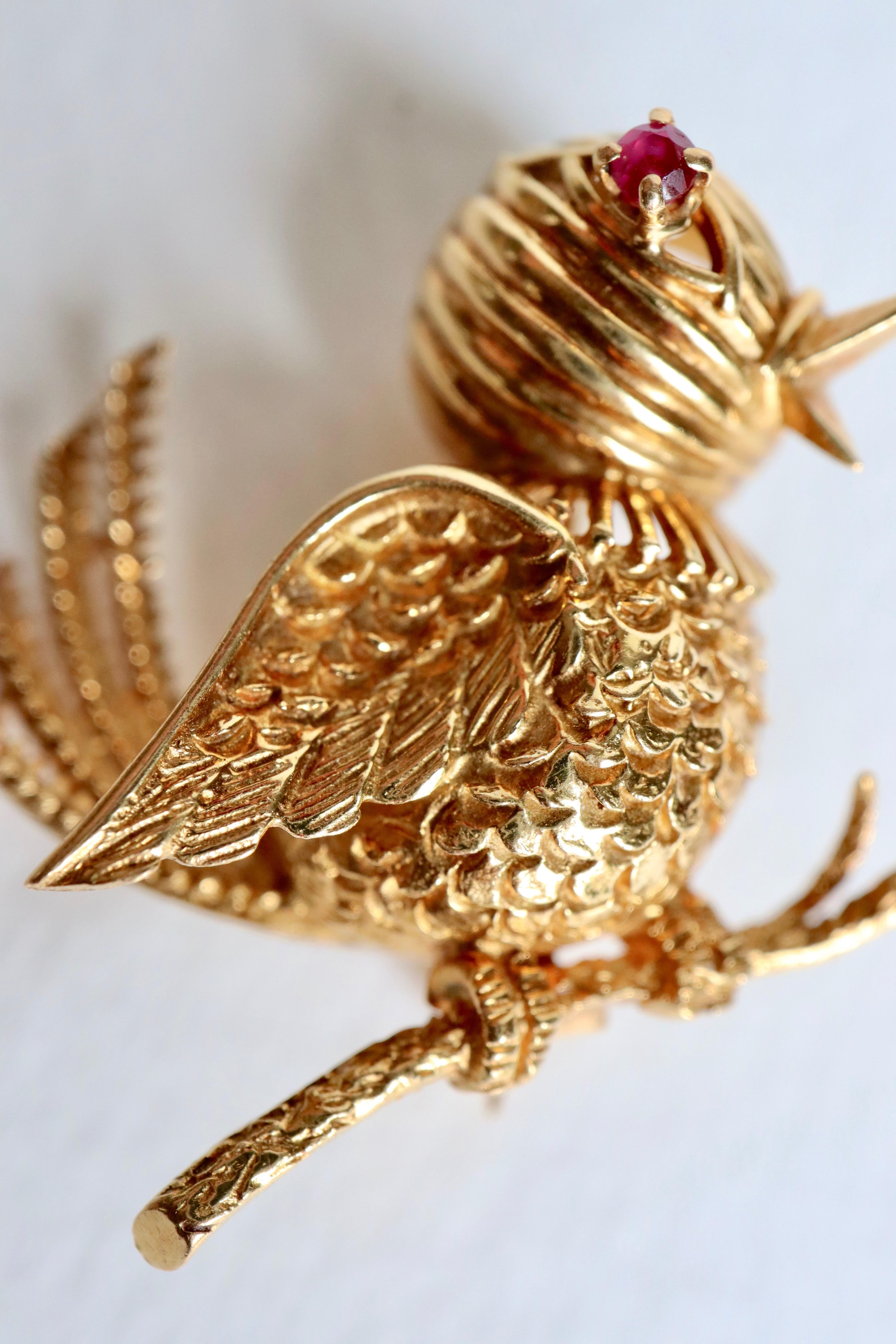 Taille brillant Broche oiseau Mellerio en or jaune 18 carats et rubis Circa 1960 en vente