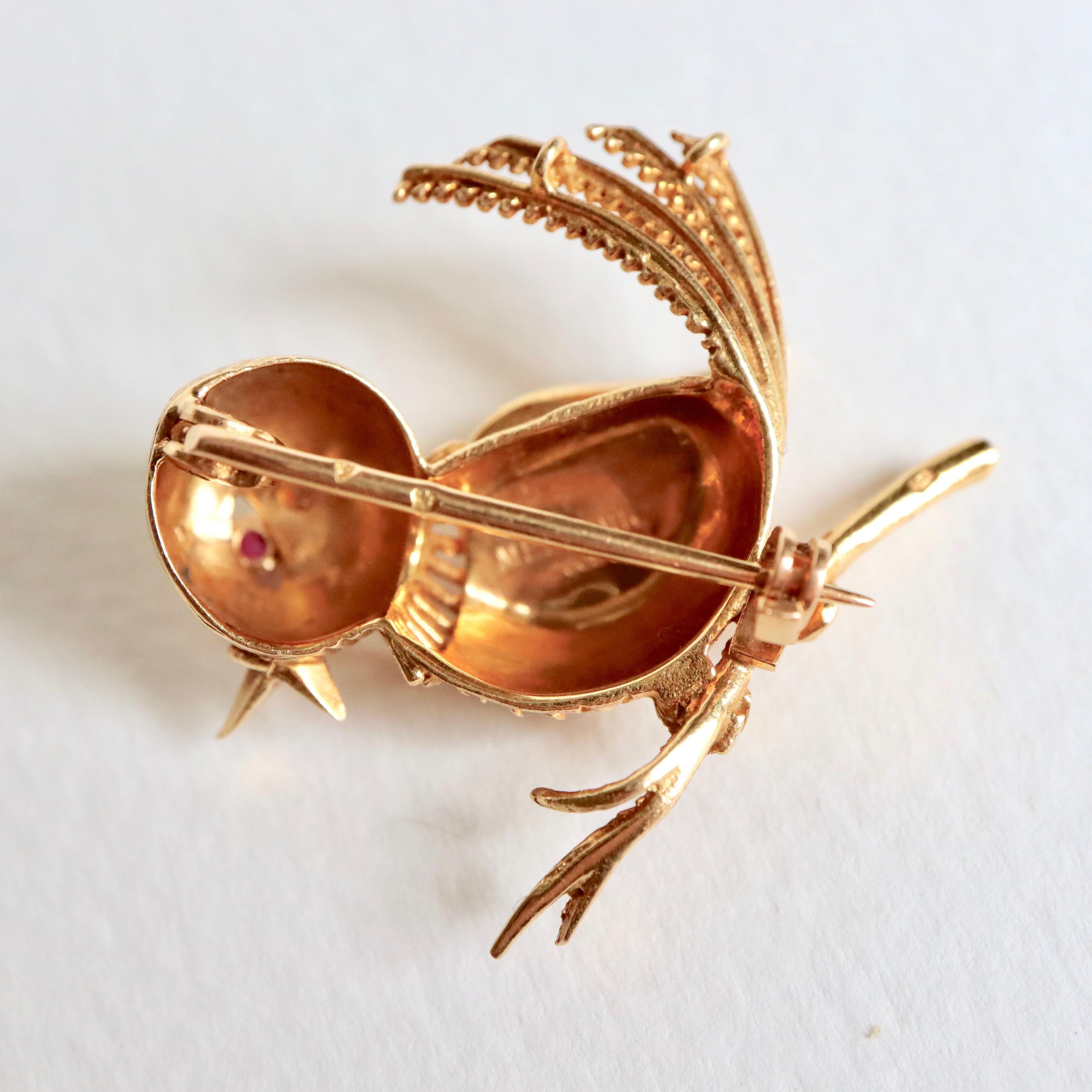 Mellerio Bird Brooch in 18 Karat Yellow Gold and Ruby Circa 1960 In Good Condition For Sale In Paris, FR