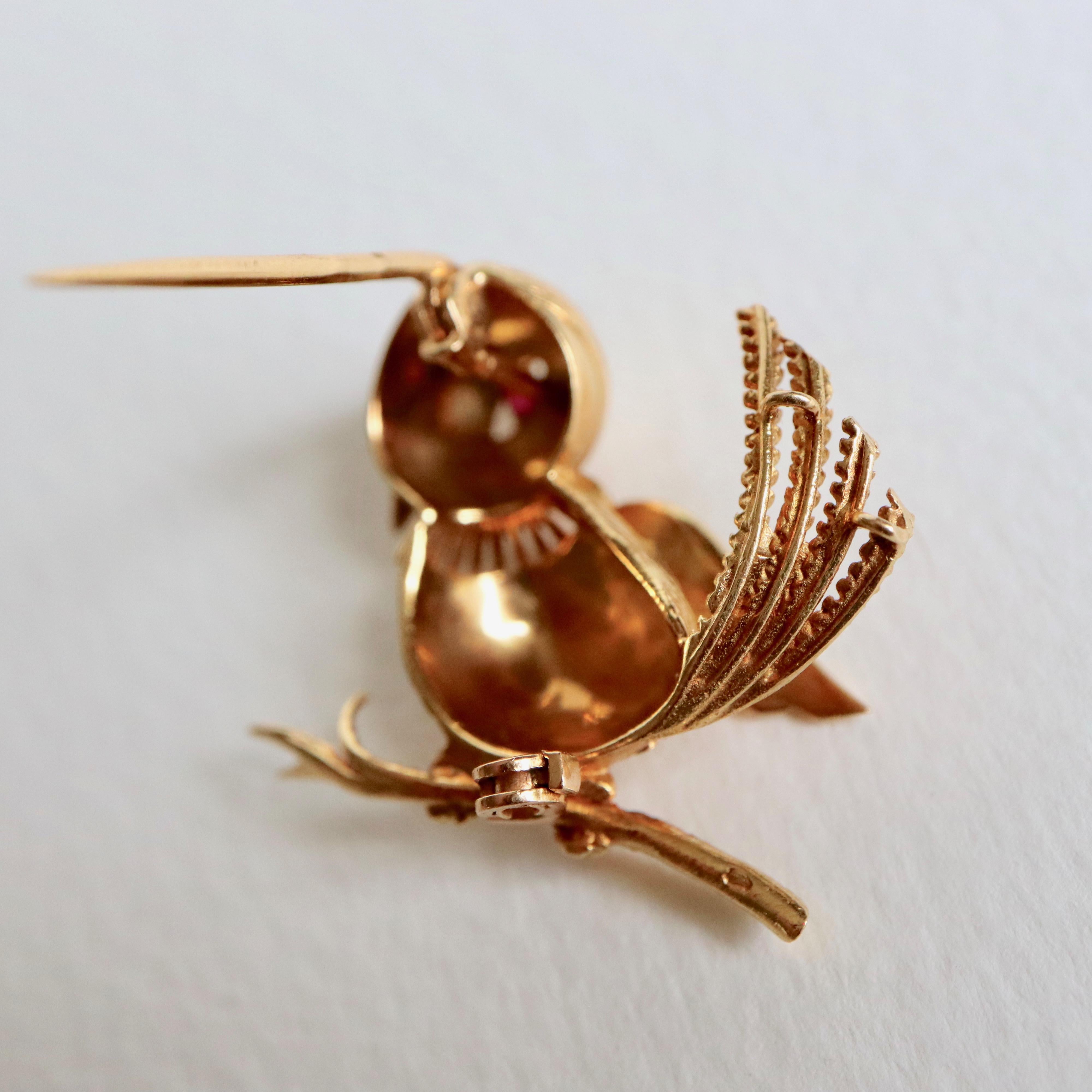 Broche oiseau Mellerio en or jaune 18 carats et rubis Circa 1960 en vente 1