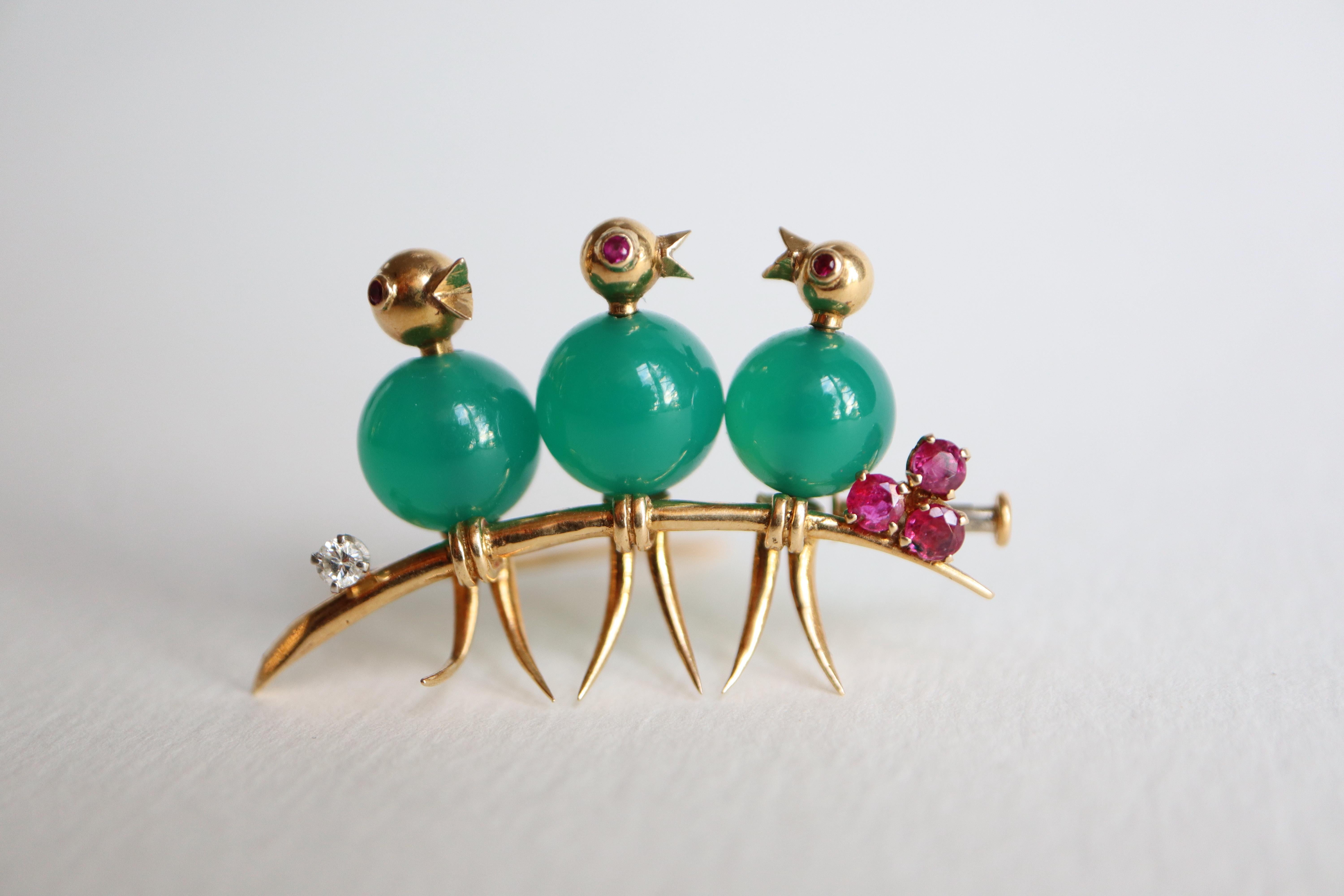 MELLERIO Broche en or jaune 18 carats chrysoprase, rubis, diamant, oiseaux chantant sur une Branch circa 1950-60
Broche de MELLERIO en or jaune 18 kt 750/000, représentant 3 oiseaux sur une Branch ; le corps en perles de chrysoprase, la Branch et