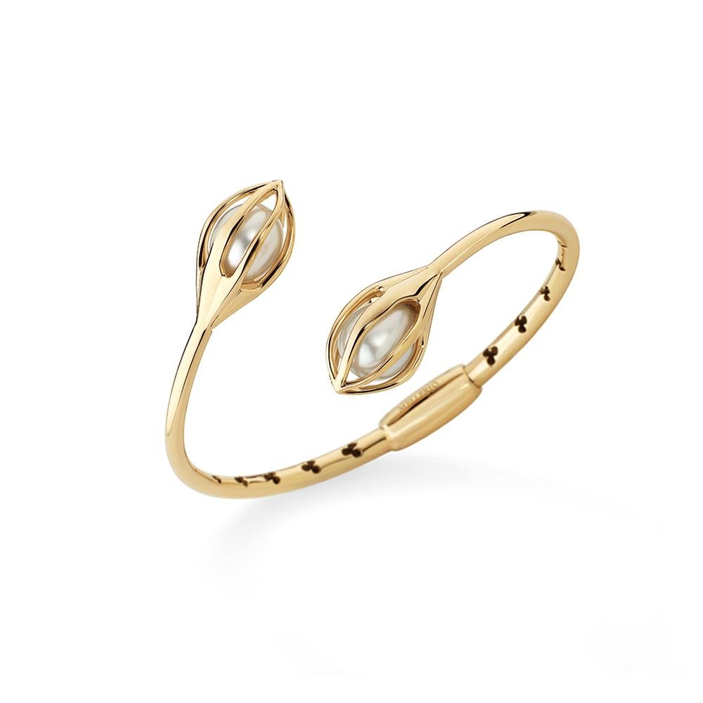 A yellow gold Mellerio open bangle made with two 9mm Akoya Pearls.
Size: 20 mm
Net weight : 30.2grams.

