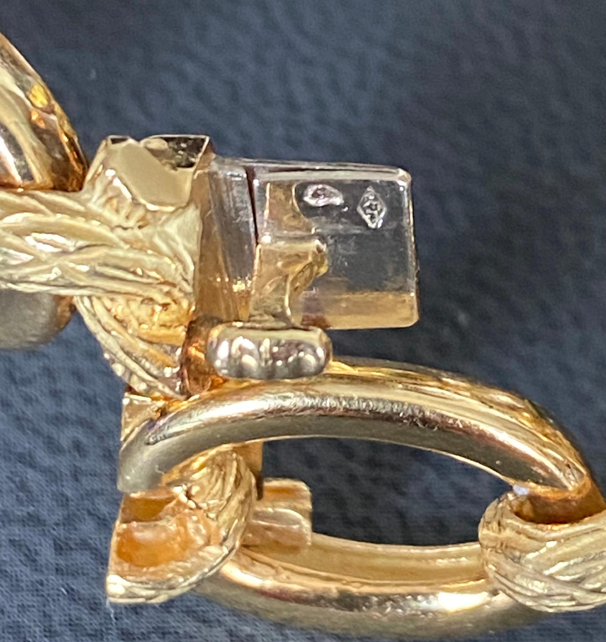 Bracelet composé de maillons ovales en or poli alternant avec des nœuds en or texturé, d'une longueur d'environ 180 mm ; signé Mellerio, numéroté, marques du fabricant pour Mulnet et Cie, marques d'essai françaises (tête d'aigle) pour l'or