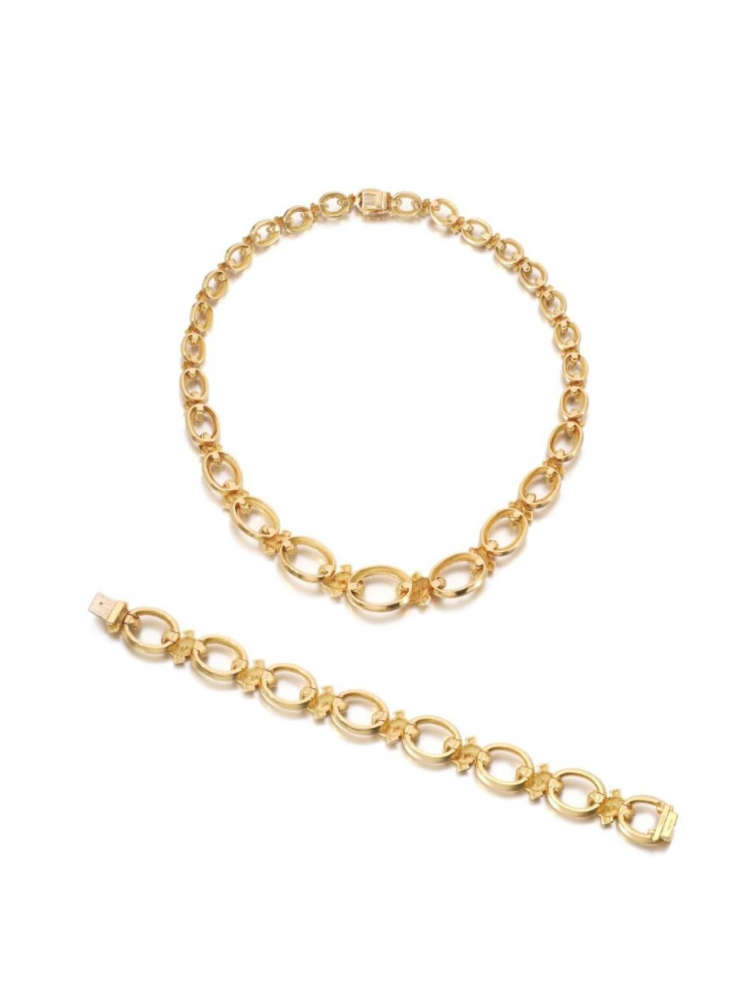 Necklace composed of polished gold oval links alternating with textured gold knots, length approximately 410mm, signed Mellerio, numbered, maker's marks for Mulnet et Cie, French assay marks (eagle's head) for 18K gold.
Signed MELLERIO, necklace