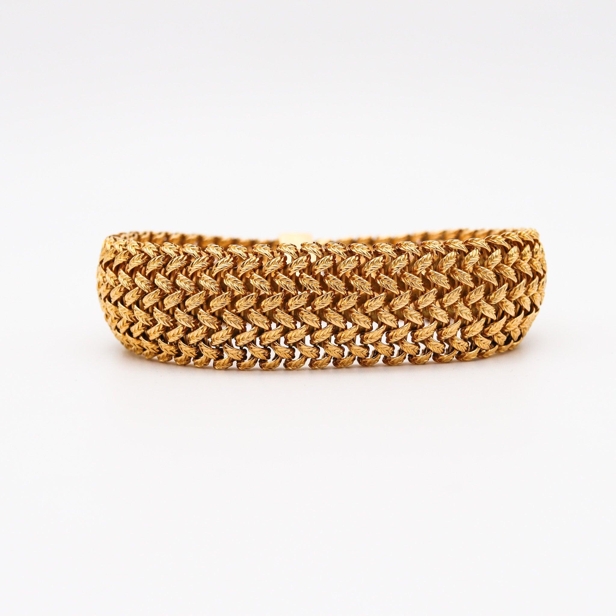 MELLERIO DITS MELLER 1950 Paris Textured Mesh Bracelet In 18Kt Yellow Gold In Excellent Condition For Sale In Miami, FL