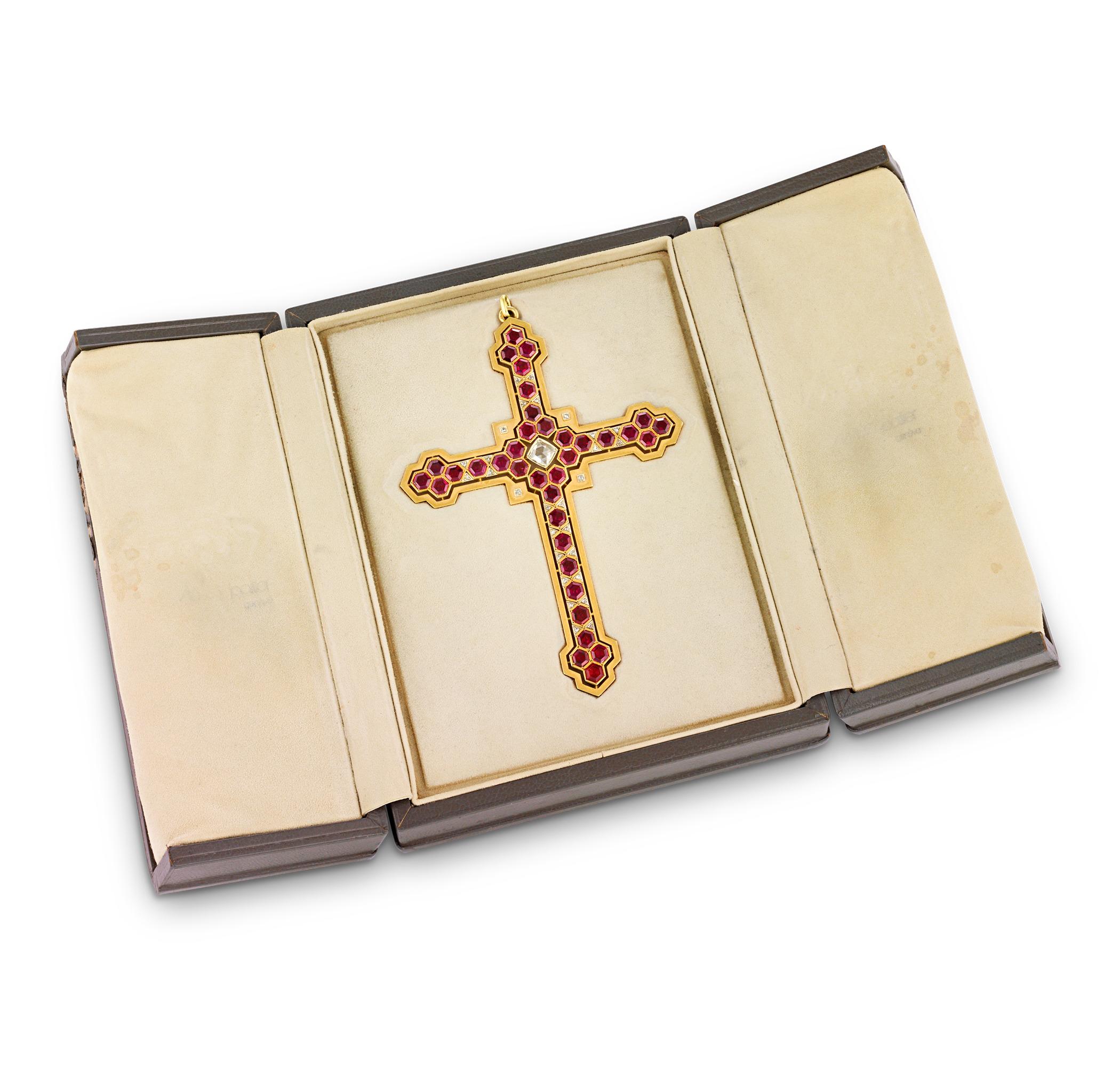 Ce remarquable pendentif en forme de croix reliquaire ajourée de Maison Mellerio dits Meller témoigne du savoir-faire artisanal inégalé de la maison et de son héritage en matière de design. Serti de 36 grenats hexagonaux totalisant 36 carats, le