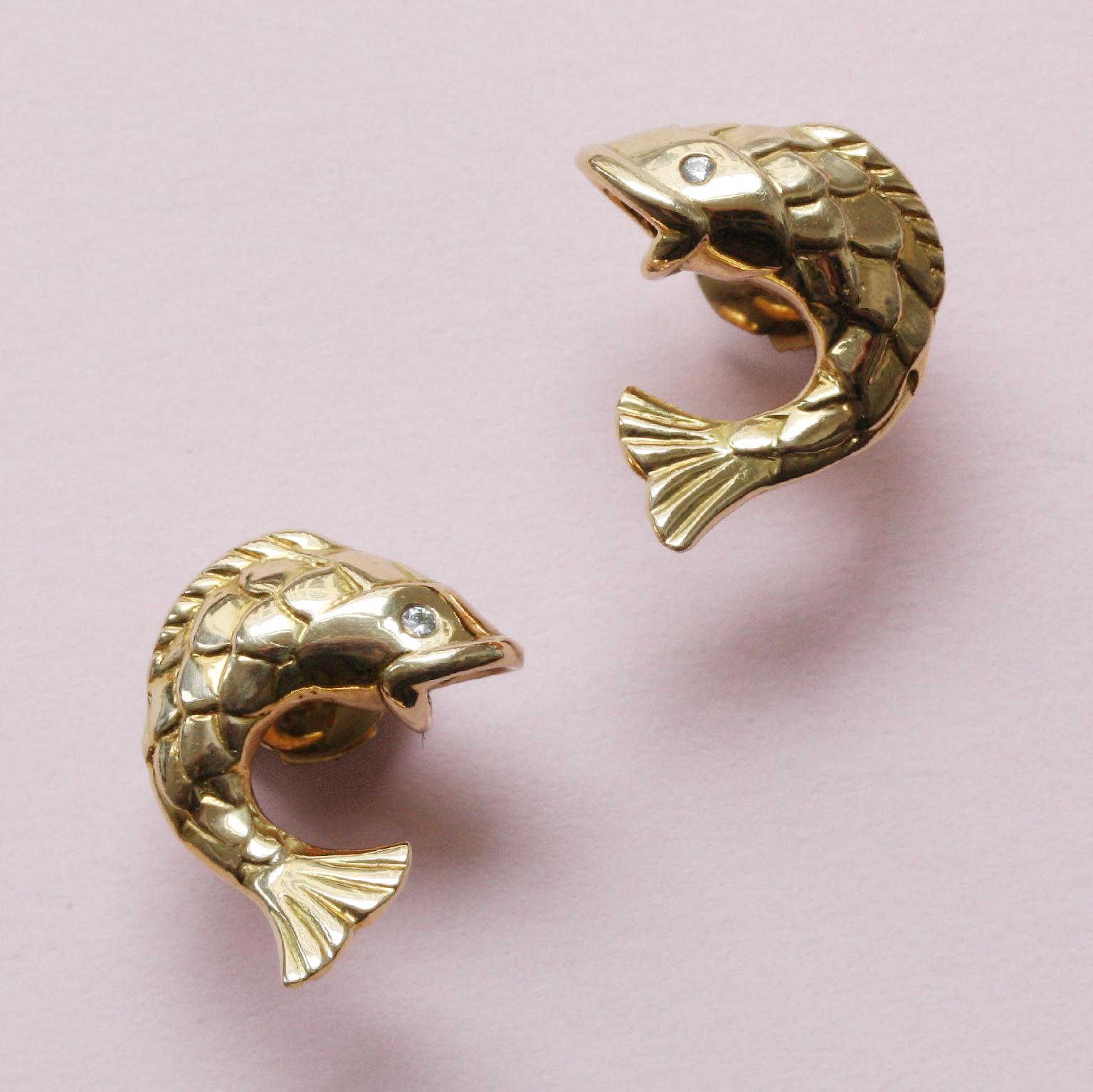 A pair of 18 carat gold earrings in the shape of little fishm signed and numbered: Mellerio, France.

weight: 9.98 grams