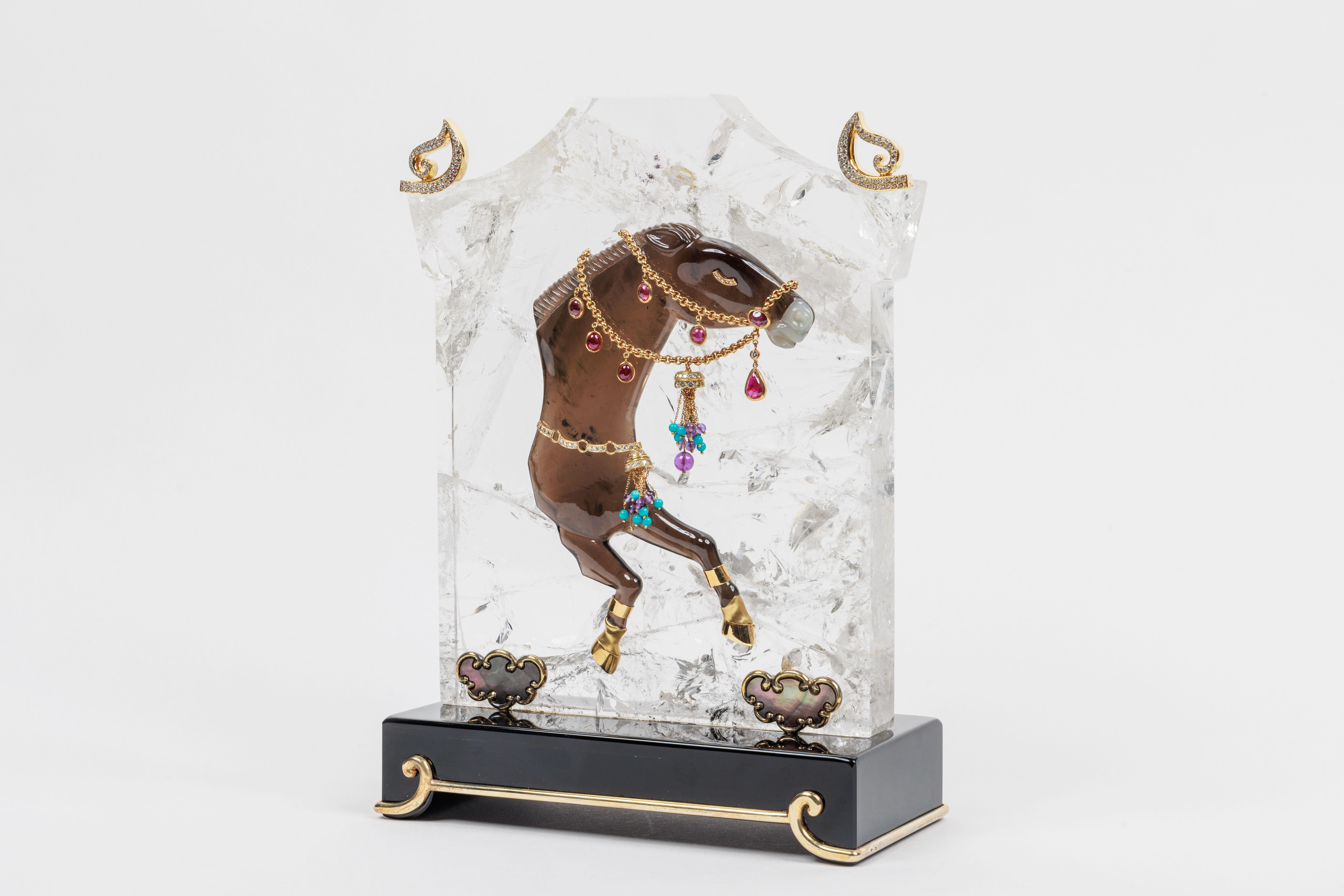 Mellerio Paris, Ein französisches Objekt aus Gold, Diamanten, vergoldetem Silber, Bergkristall, Jade, Perlmutt und Rauchquarz, geschnitzte Pferdeskulptur, mit Juwelen bestückt.

Eine extrem seltene und einzigartige französische Skulptur aus Gold,