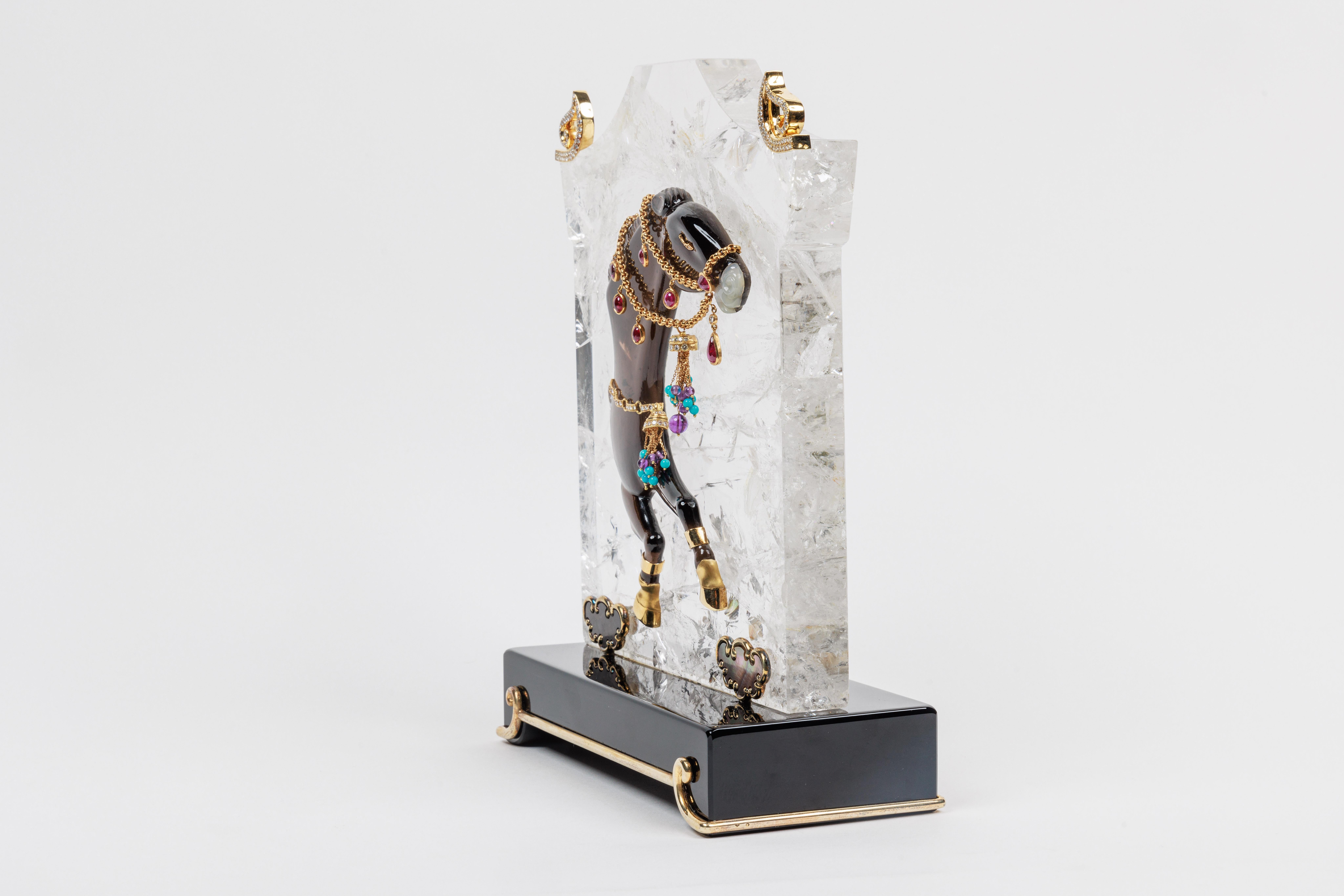Taille simple Mellerio Paris, un cheval sculpté en or, diamants, argent et quartz fumé, français en vente