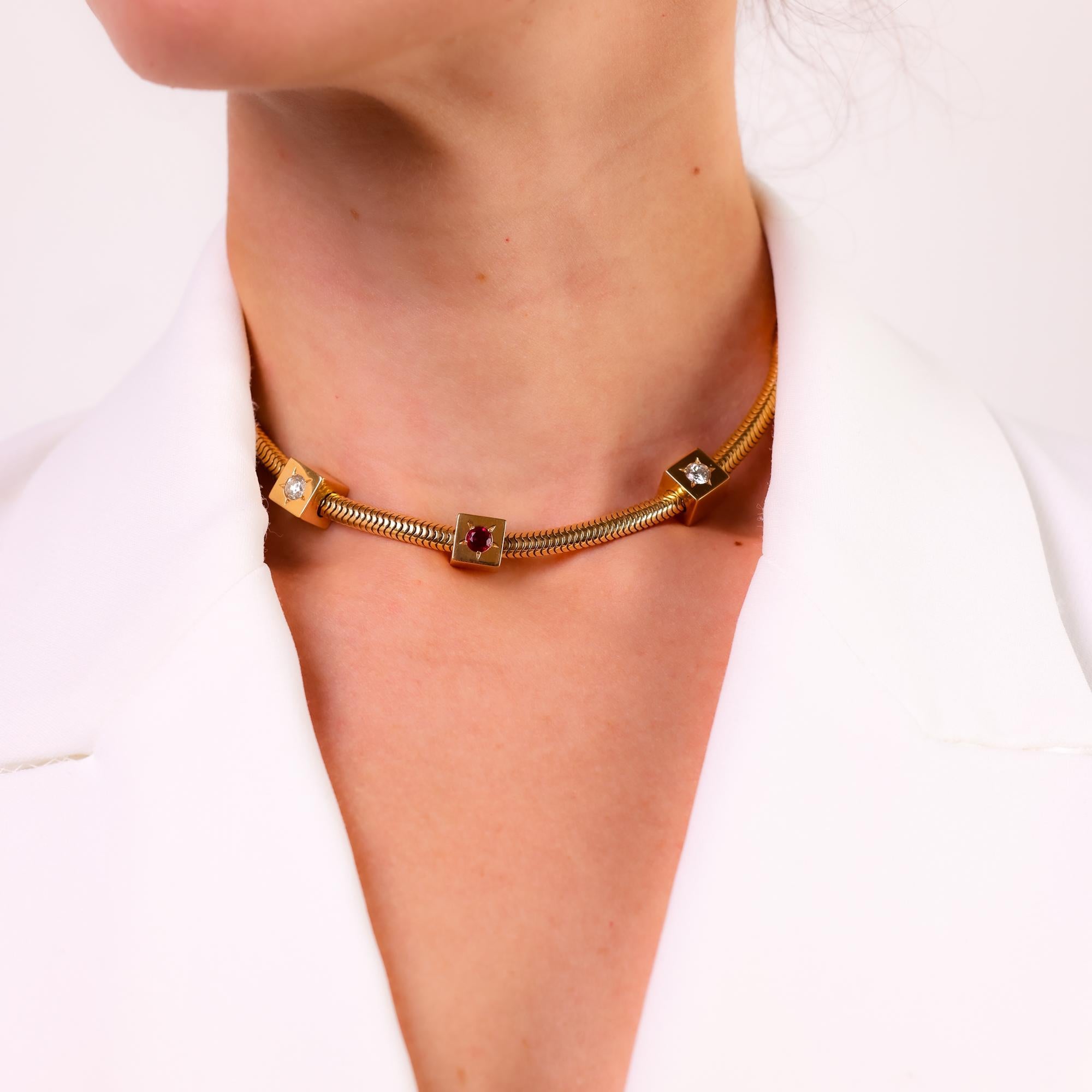 Dieses Meisterwerk von Mellerio Paris aus der Mitte des Jahrhunderts, ein wandelbares Set aus Halskette und Armband, besticht durch einen atemberaubenden Rubin, Diamanten und luxuriöses 18 Karat Gelbgold. Dieses schöne Stück kann als Halskette oder