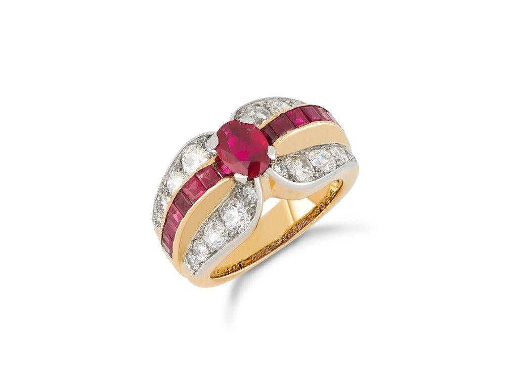 Anillo de vestido Mellerio de rubíes y diamantes. Engarzado en el centro con un rubí birmano natural no realzado de talla antigua ovalado en un engaste de garras abierto por detrás con un peso aproximado de 0,75 quilates, flanqueado por dieciséis