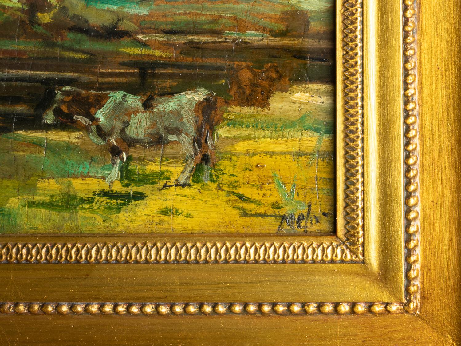 Un bucolico dipinto a olio su legno del XX secolo raffigurante una mucca in riva al fiume con la scritta 