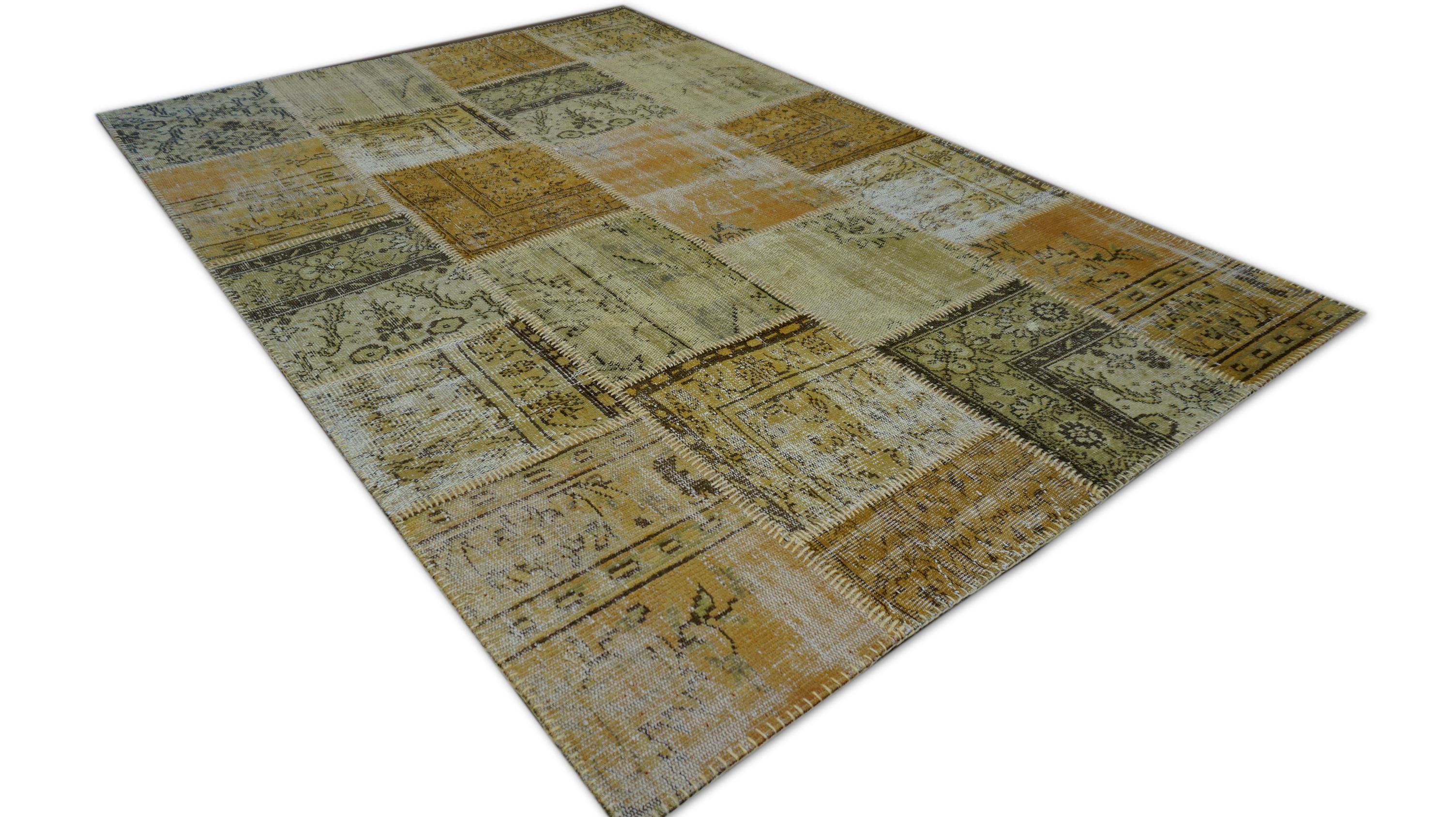 Alfombra de lana patchwork en tonos mellón y amarillos 5'7''x7'10'' Circa 1960 Arte popular en venta