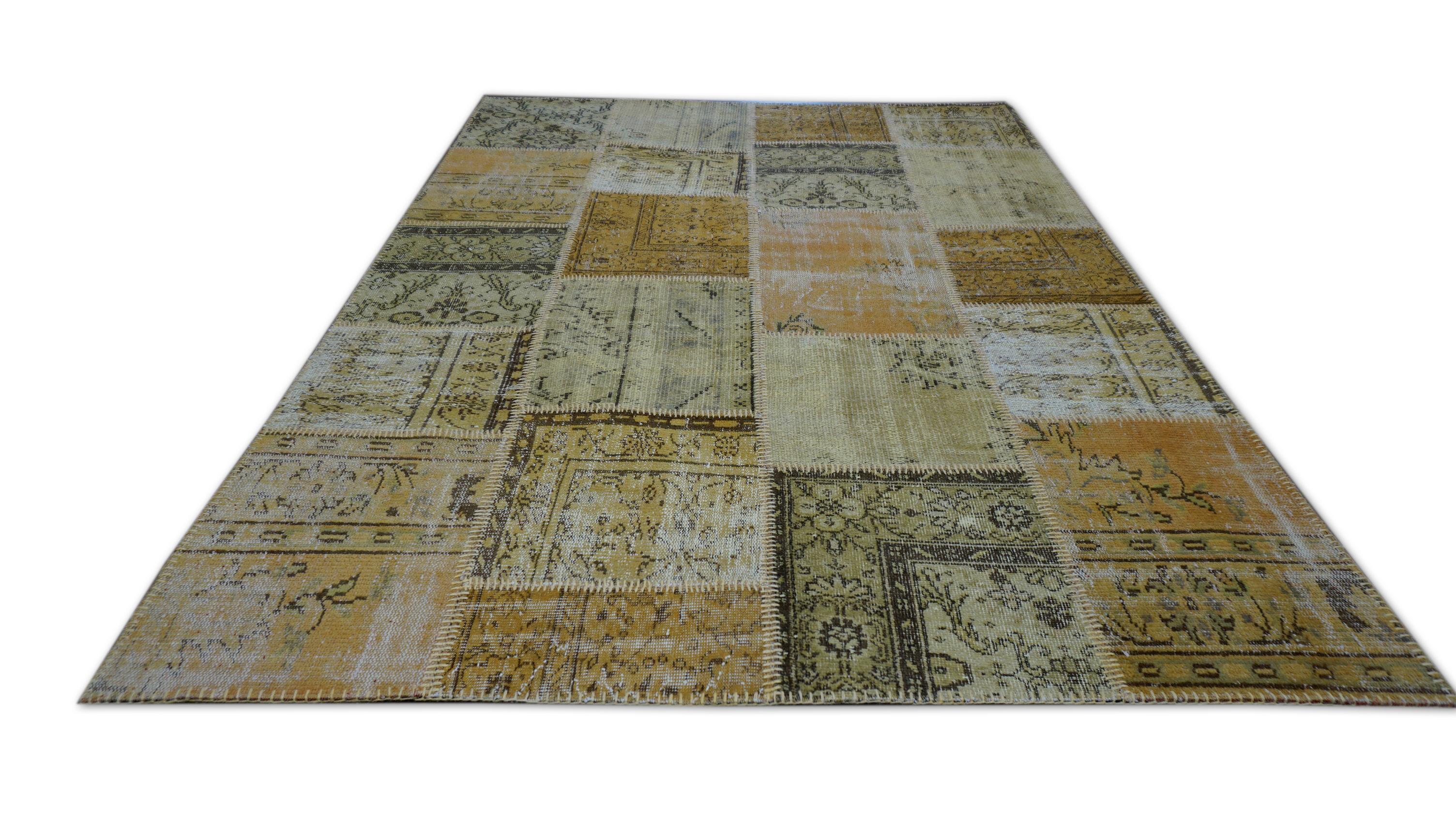 Alfombra de lana patchwork en tonos mellón y amarillos 5'7''x7'10'' Circa 1960 Turco en venta