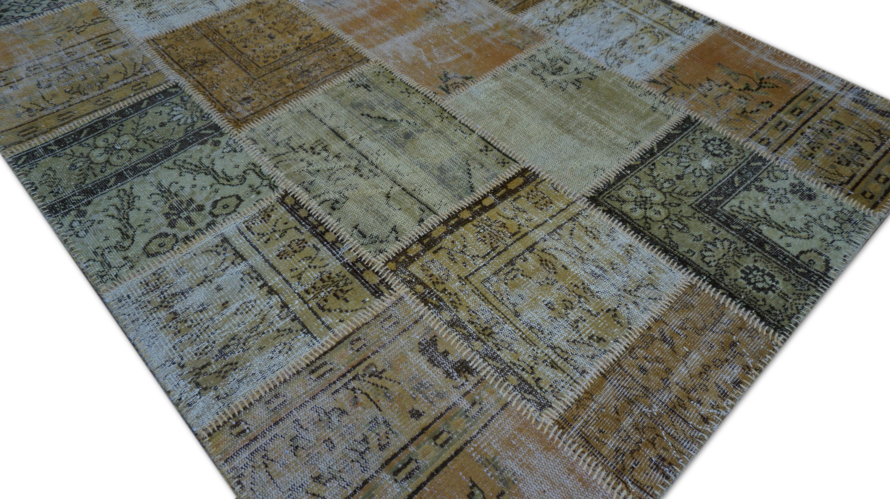 Alfombra de lana patchwork en tonos mellón y amarillos 5'7''x7'10'' Circa 1960 Tejido a mano en venta