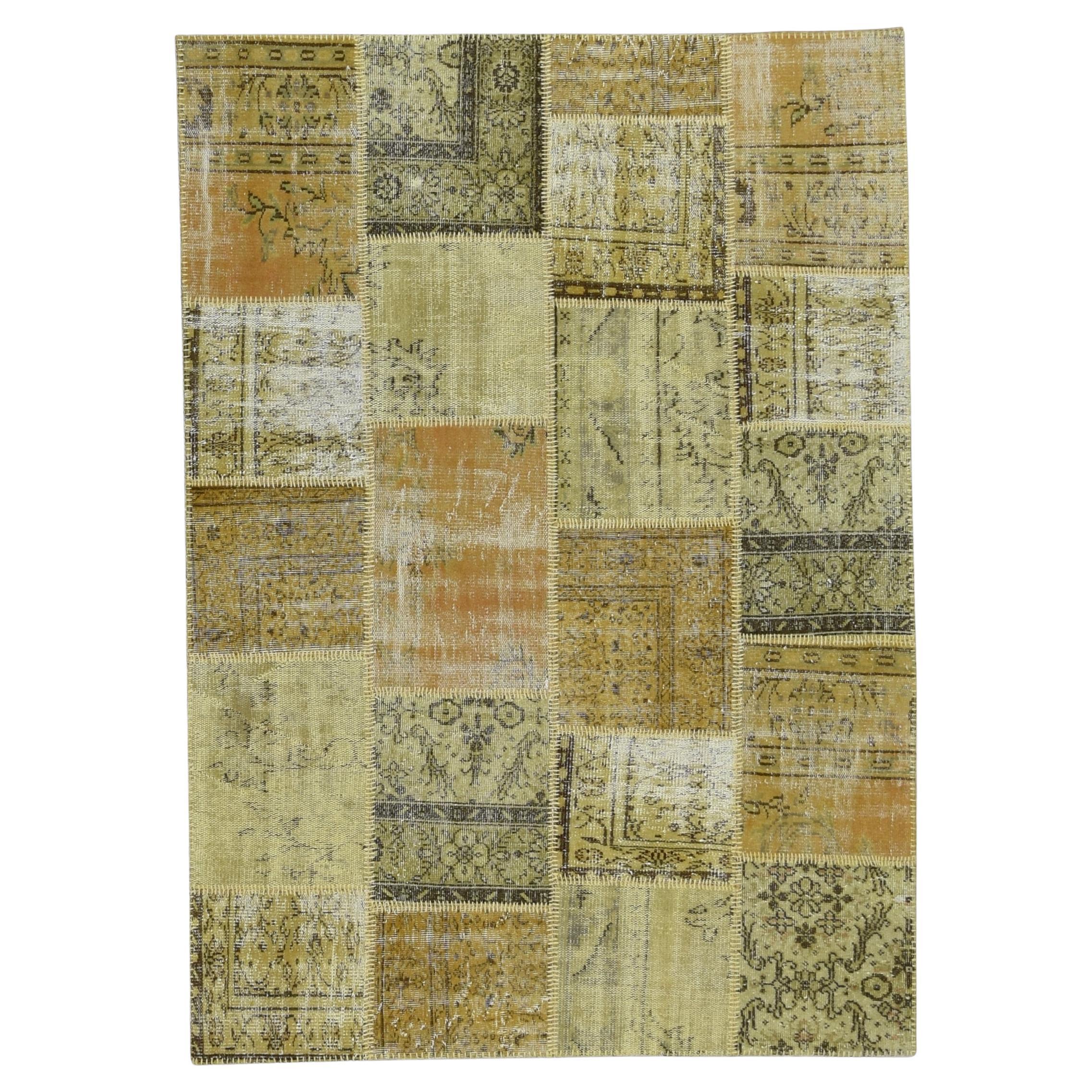 Alfombra de lana patchwork en tonos mellón y amarillos 5'7''x7'10'' Circa 1960 en venta