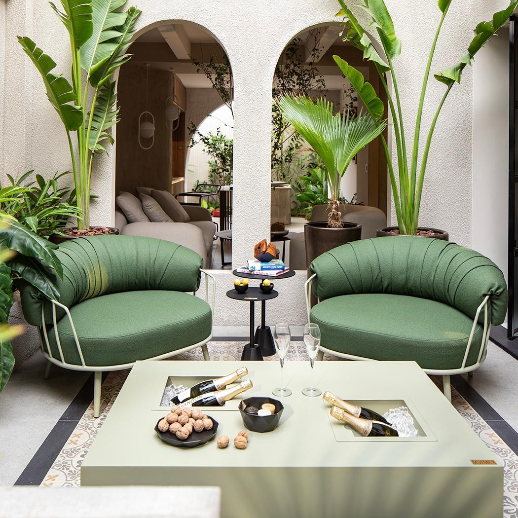 El Sillón Mellow combina un diseño contemporáneo con un confort atemporal. Con una forma redondeada y envolvente, esta pieza aporta calidez y suavidad a cualquier espacio. Diseñado por Roberta Banqueri, el sillón combina la elegancia moderna con una