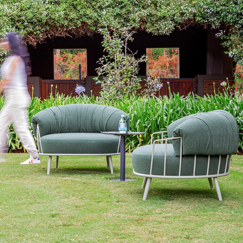Sillón contemporáneo Mellow de aluminio con tapicería de tela o piel Siglo XXI y contemporáneo en venta
