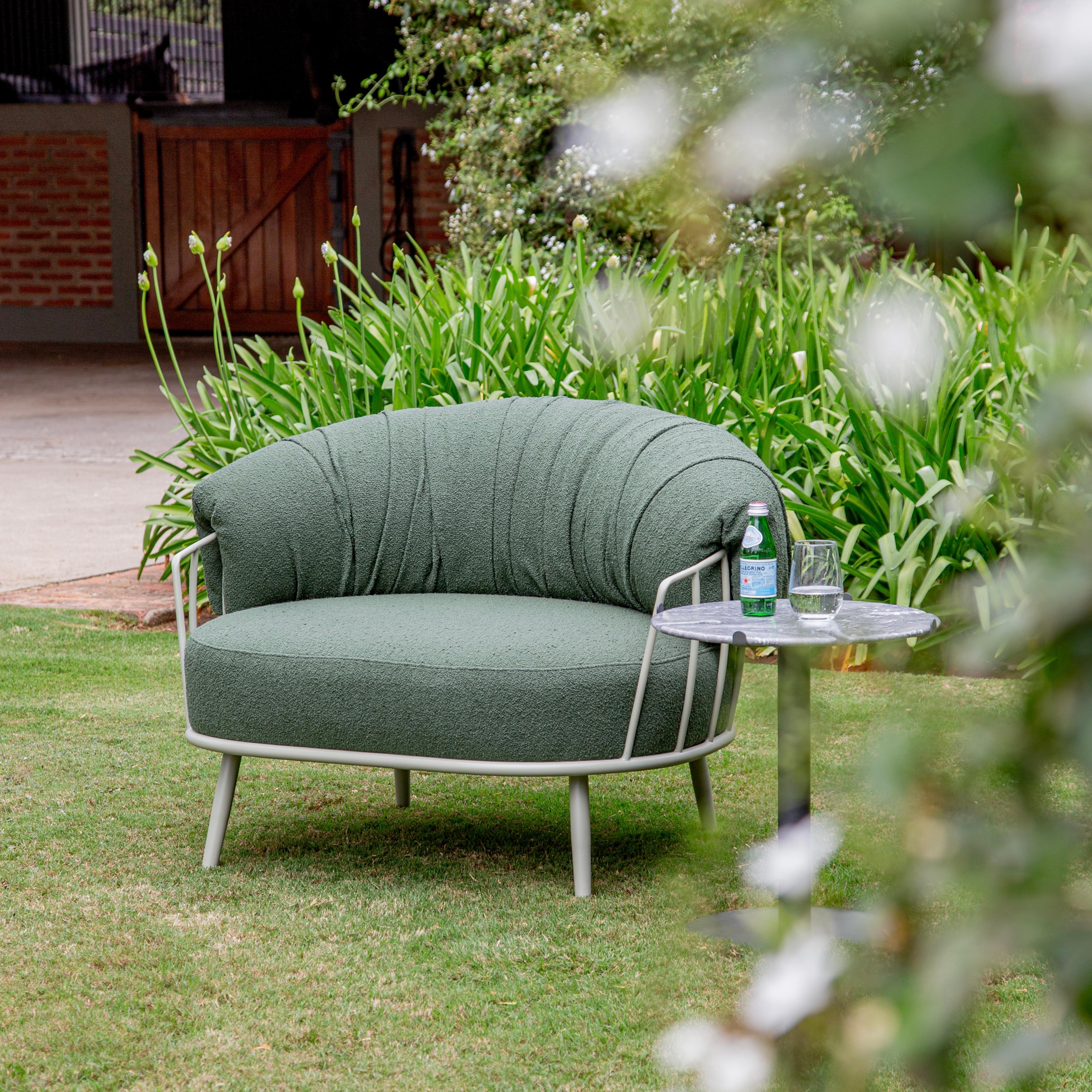 Sillón contemporáneo Mellow de aluminio con tapicería de tela o piel Aluminio en venta