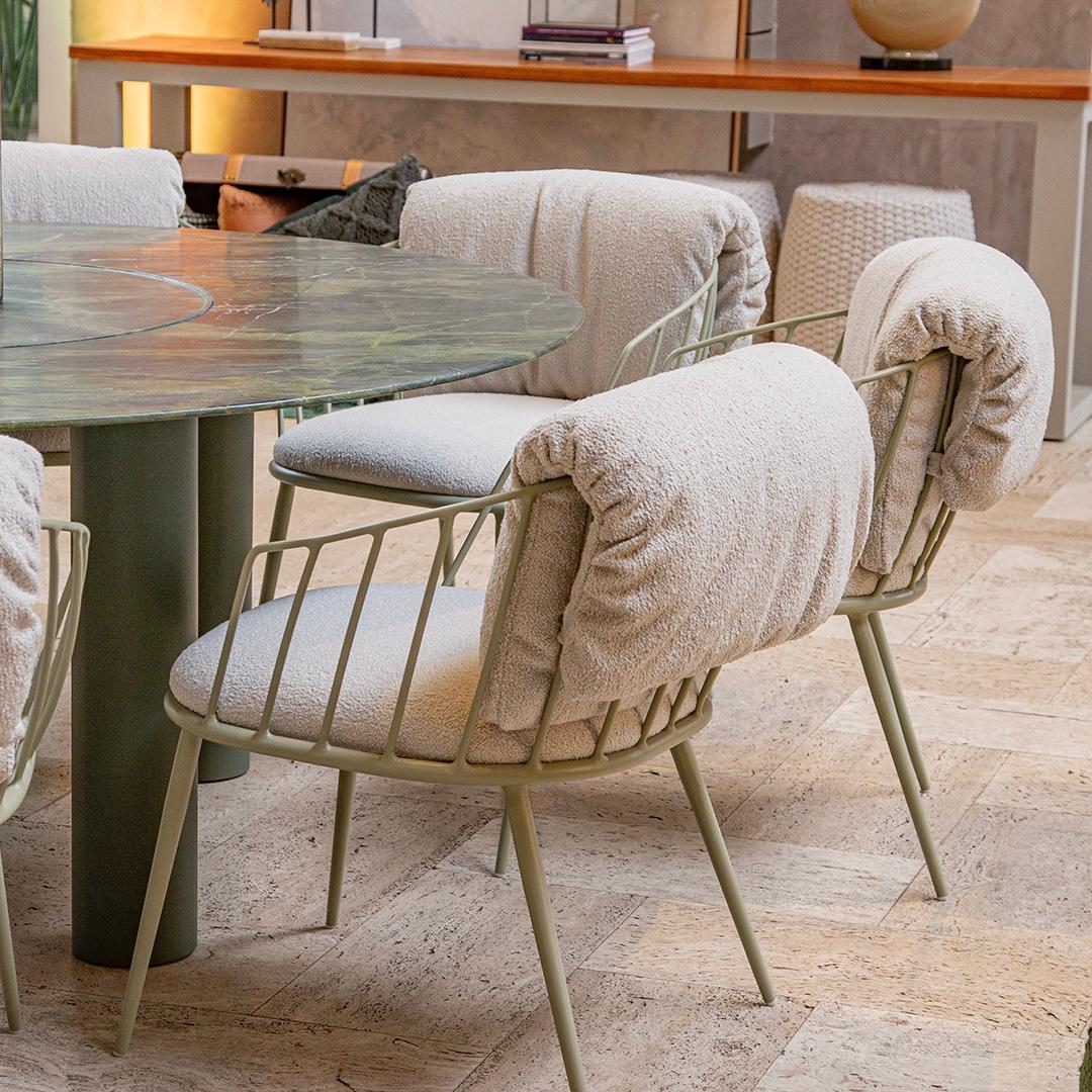 Der Mellow Chair im zeitgenössischen Stil vermittelt durch seine abgerundete, anschmiegsame Form ein Gefühl von Wärme und Komfort. Dieser von Roberta Banqueri entworfene Esszimmerstuhl verbindet nahtlos moderne Eleganz mit funktionaler