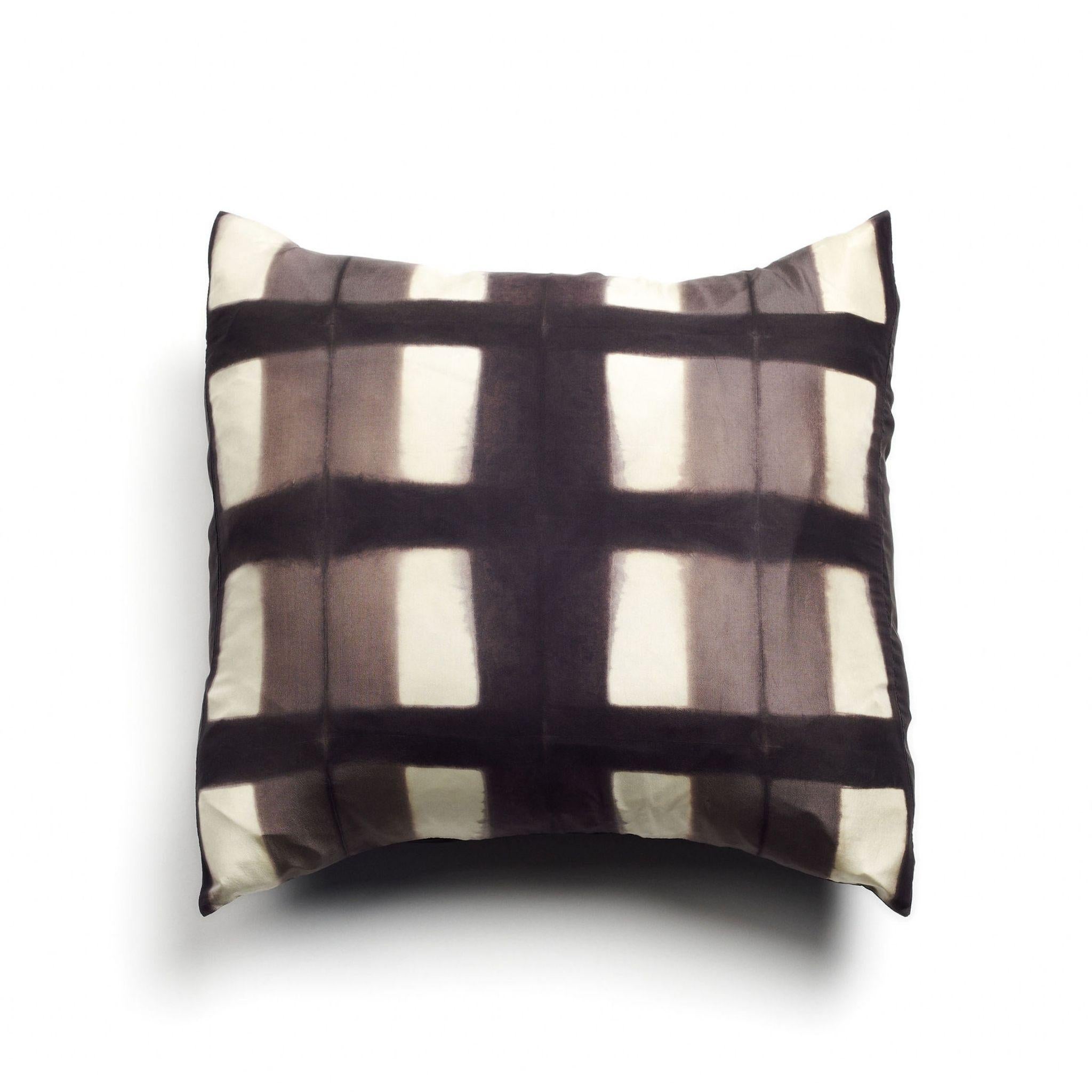 Il cuscino in seta Melo Black è lussuoso e raffinato con la sua classica stampa shibori a blocchi. Poiché questo cuscino è fatto al 100% a mano dall'inizio alla fine, ogni pezzo è unico e presenta una leggera variazione, il che è il bello del