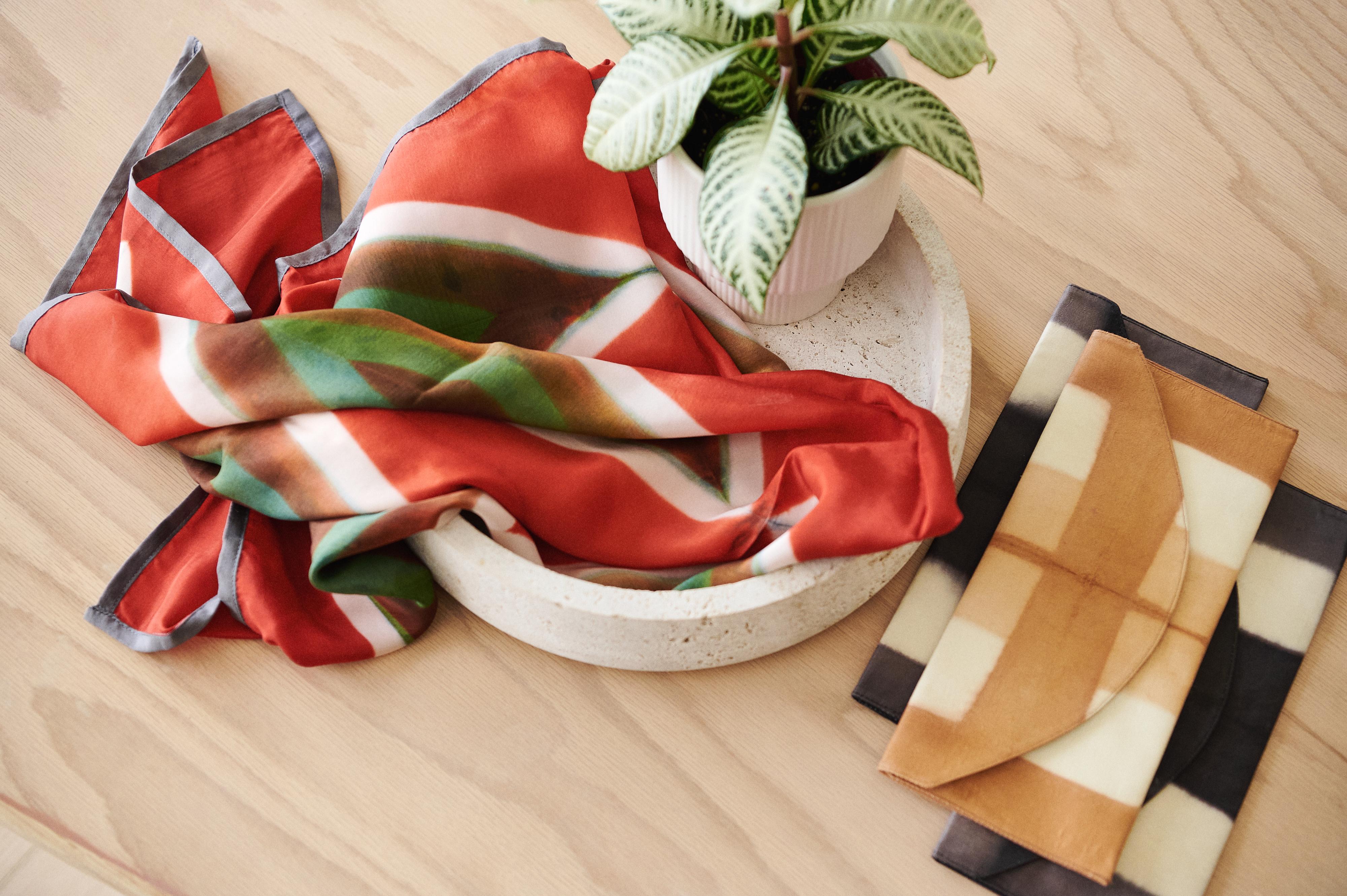 Melo Mulberry soie Shibori imprimée à la main  Pochette enveloppante artisanale en vente 9