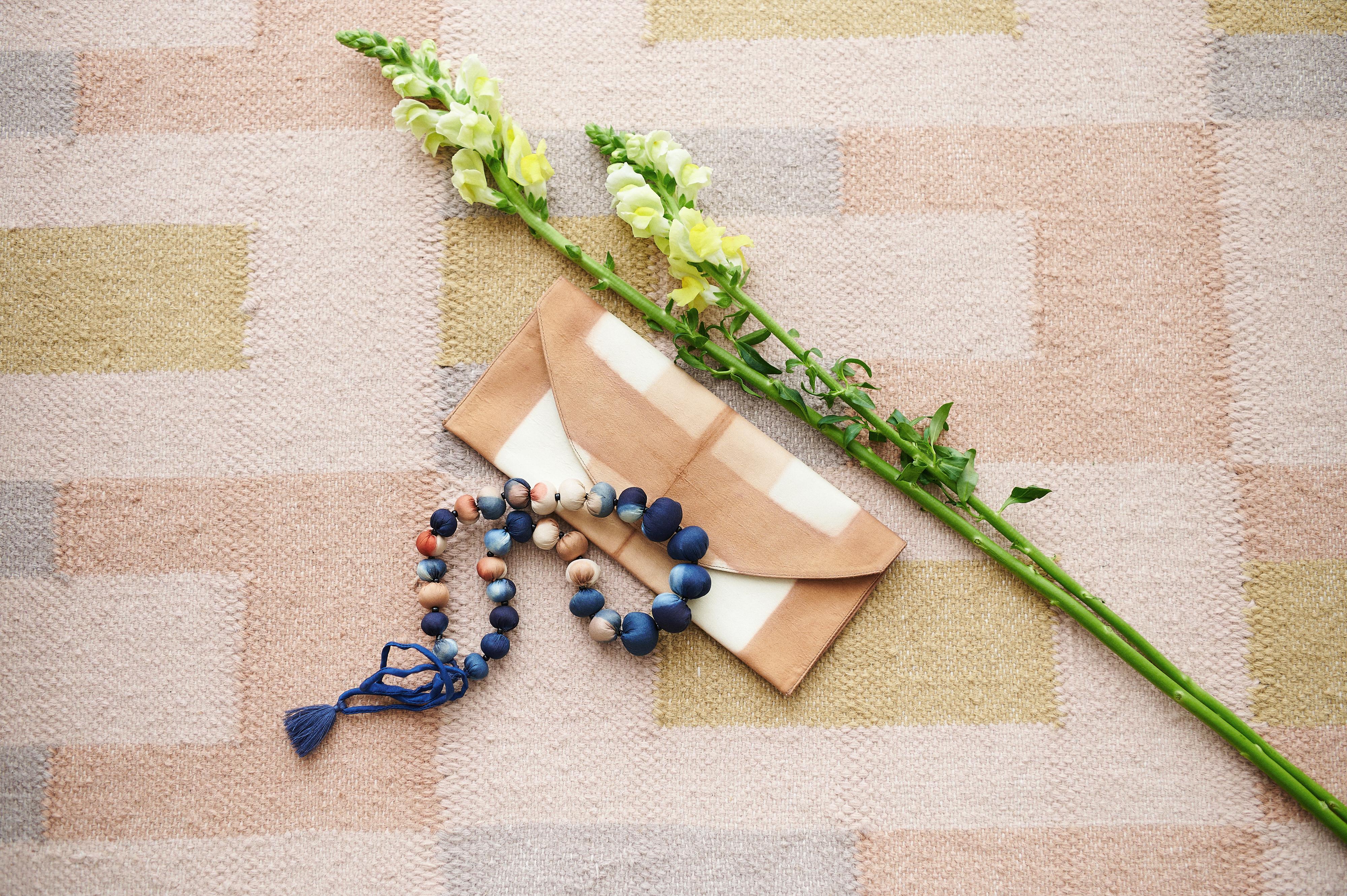Melo Mulberry soie Shibori imprimée à la main  Pochette enveloppante artisanale en vente 10