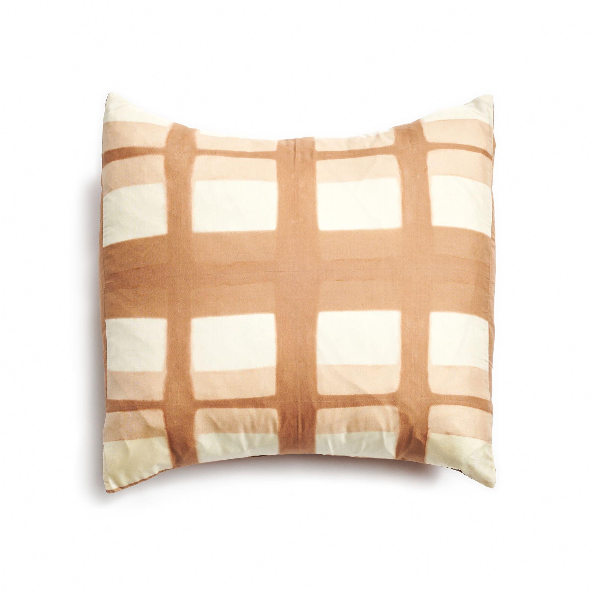 Modern Melo Gold Silk Pillow In Geometric Pattern, Handcrafted By Artisans  For Sale