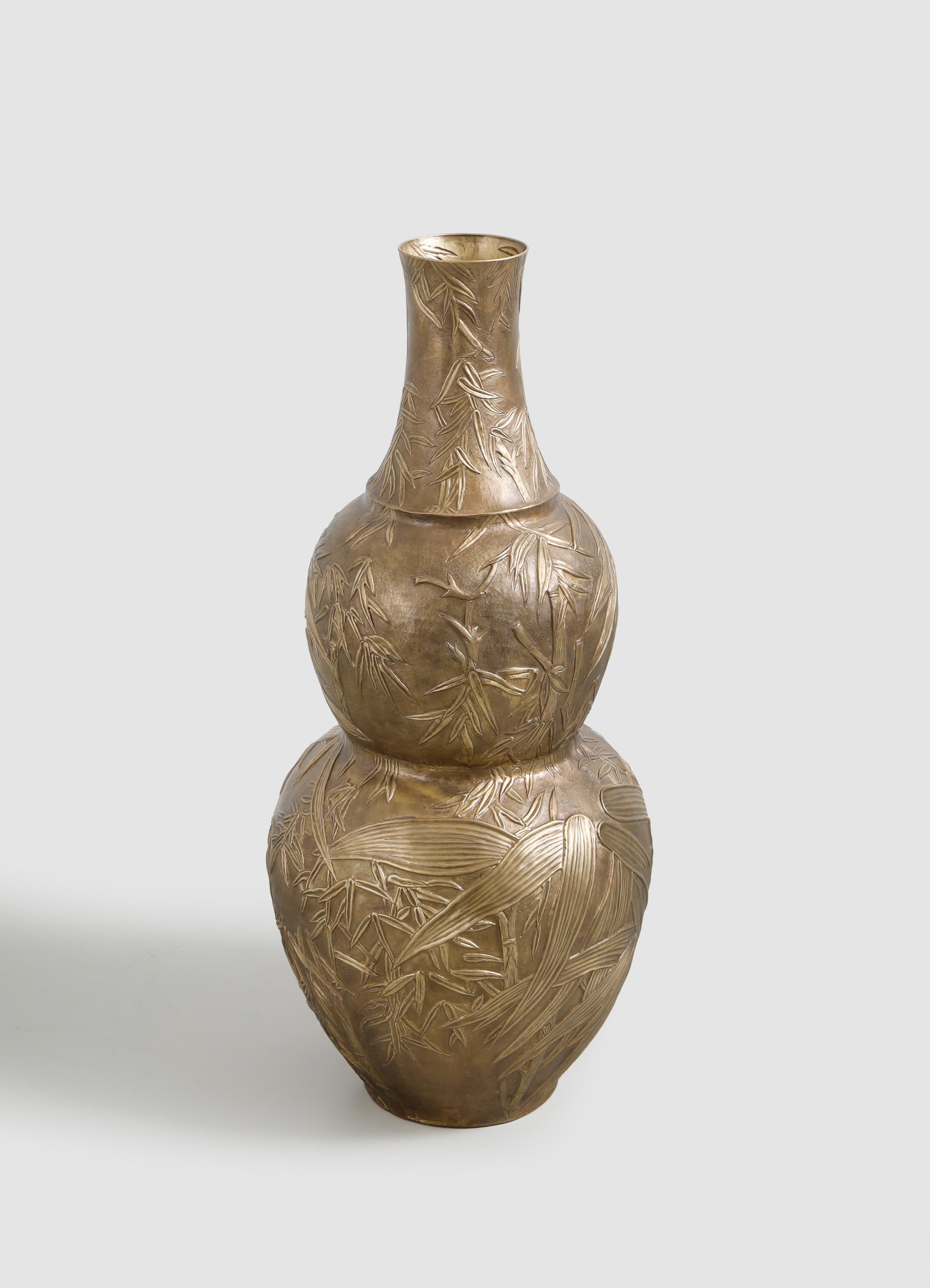 Jarrón grande Melocanna Repousse de bambú en latón patinado, de Vikram Goyal Indio en venta