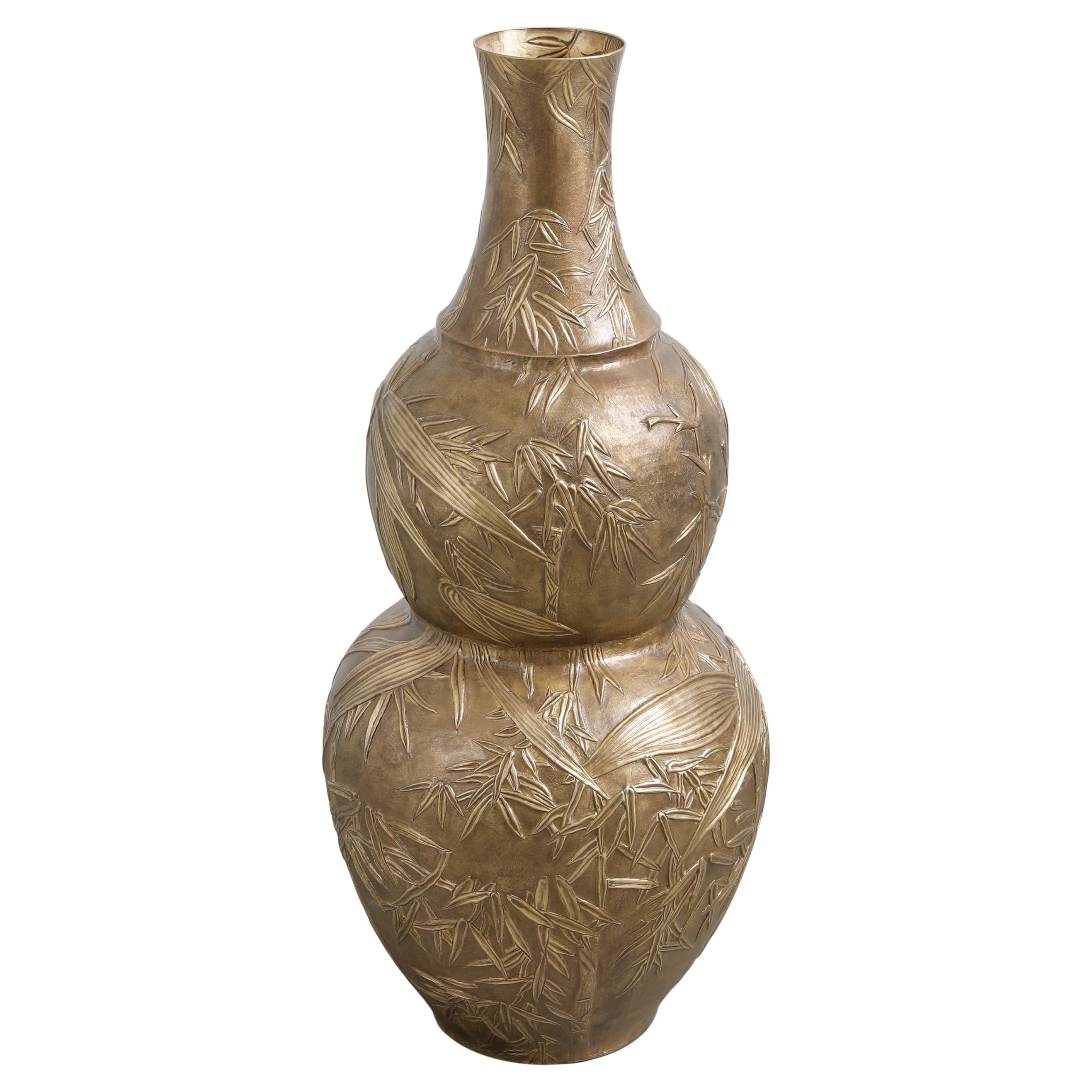 Vaso grande Melocanna Bamboo Repousse in ottone patinato, di Vikram Goyal