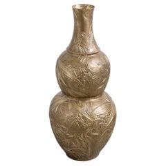 Vaso grande Melocanna Bamboo Repousse in ottone patinato, di Vikram Goyal
