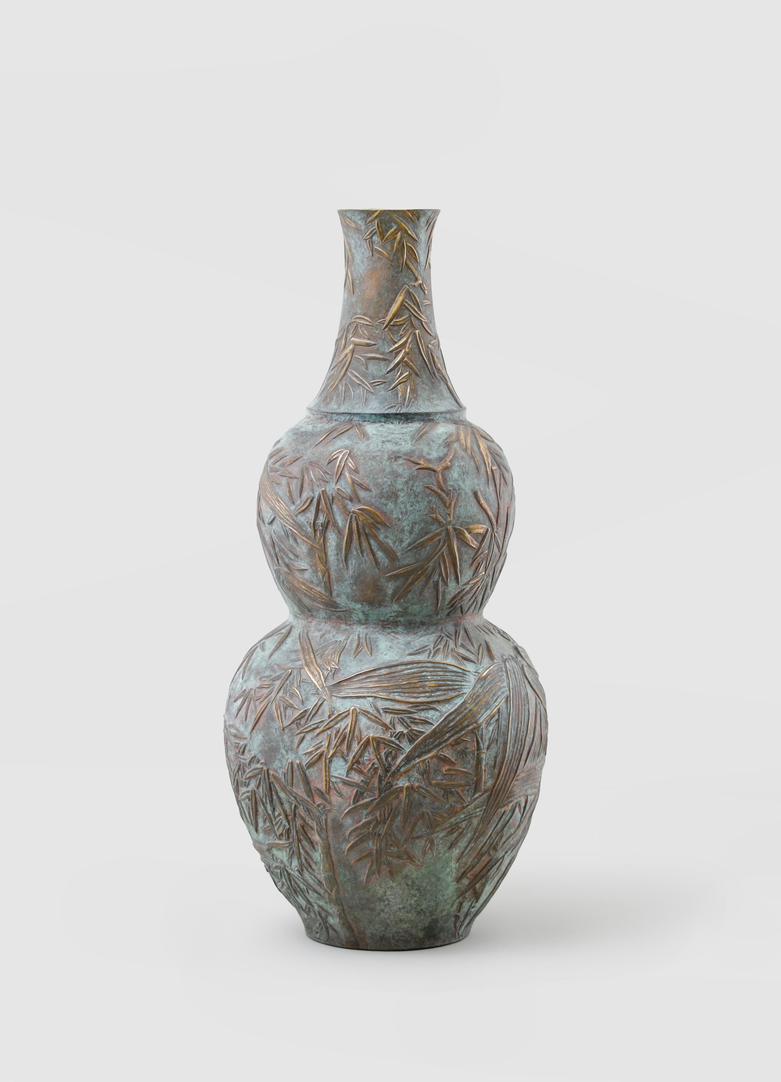 Große Melocanna-Bambus-Repousse-Vase aus verdigrisfarbenem Messing, von Vikram Goyal

