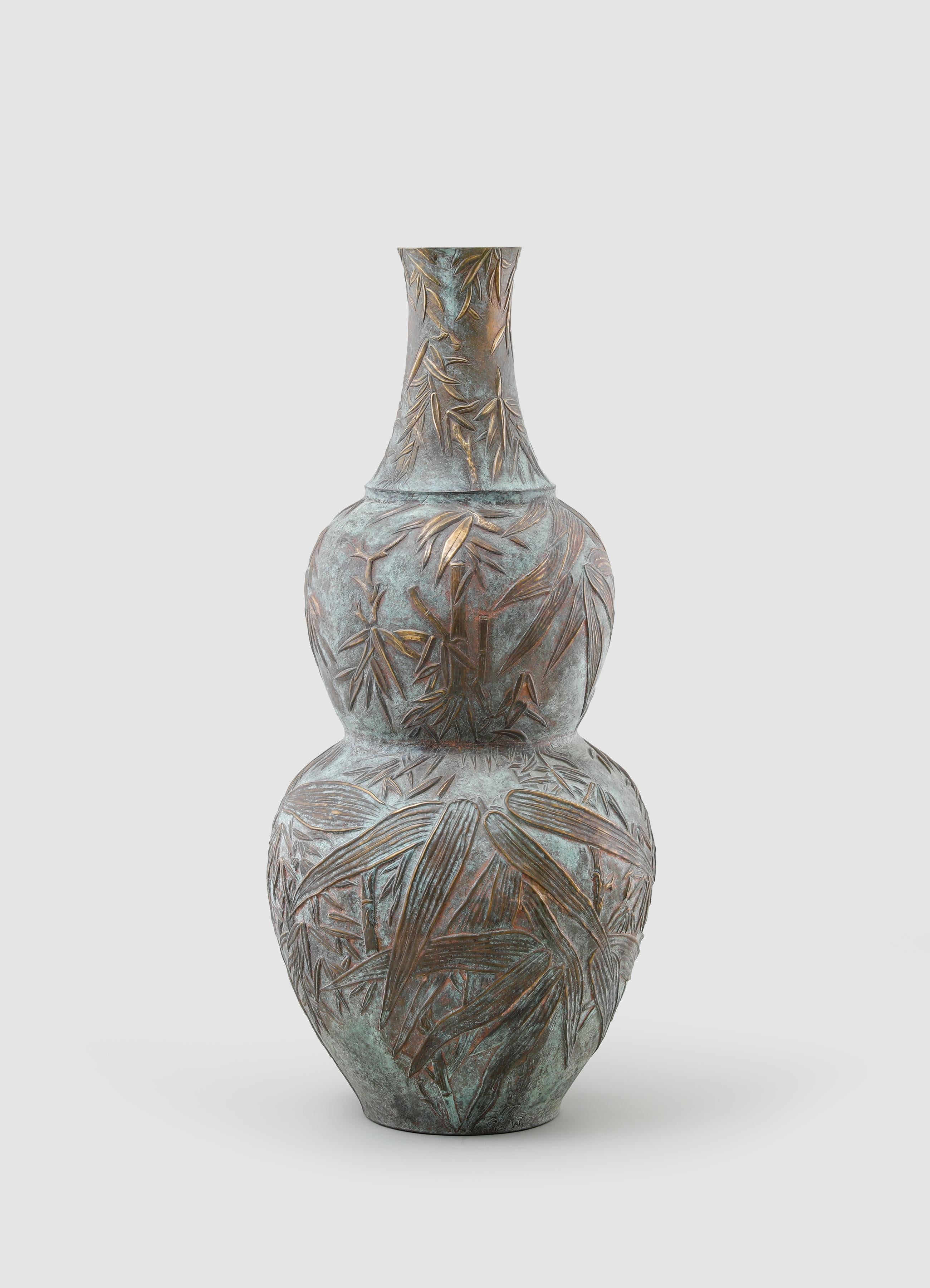 Große Melocanna-Bambus-Repousse-Vase aus verdigrisfarbenem Messing, von Vikram Goyal (Indisch) im Angebot