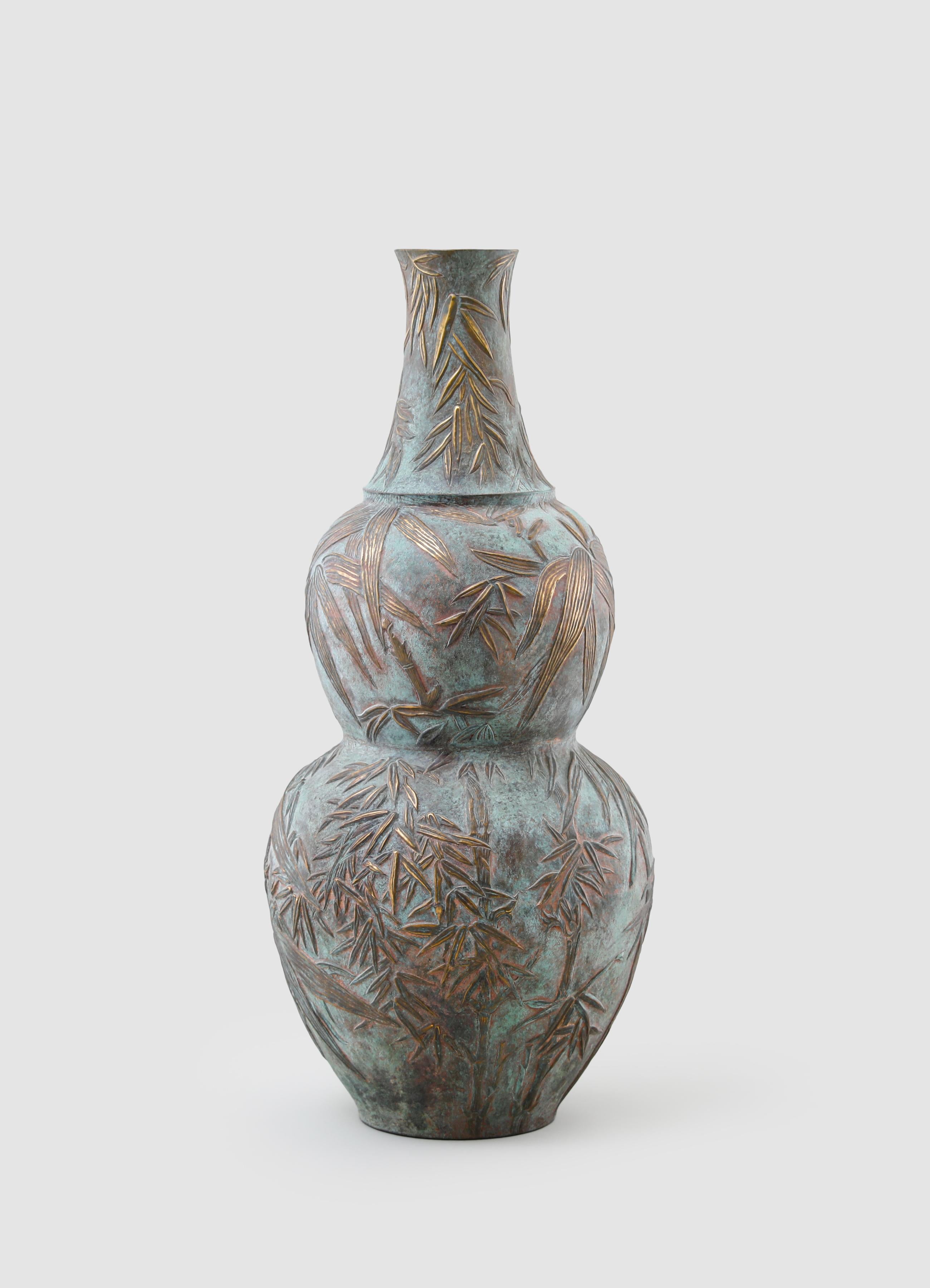 Große Melocanna-Bambus-Repousse-Vase aus verdigrisfarbenem Messing, von Vikram Goyal (Gegossen) im Angebot