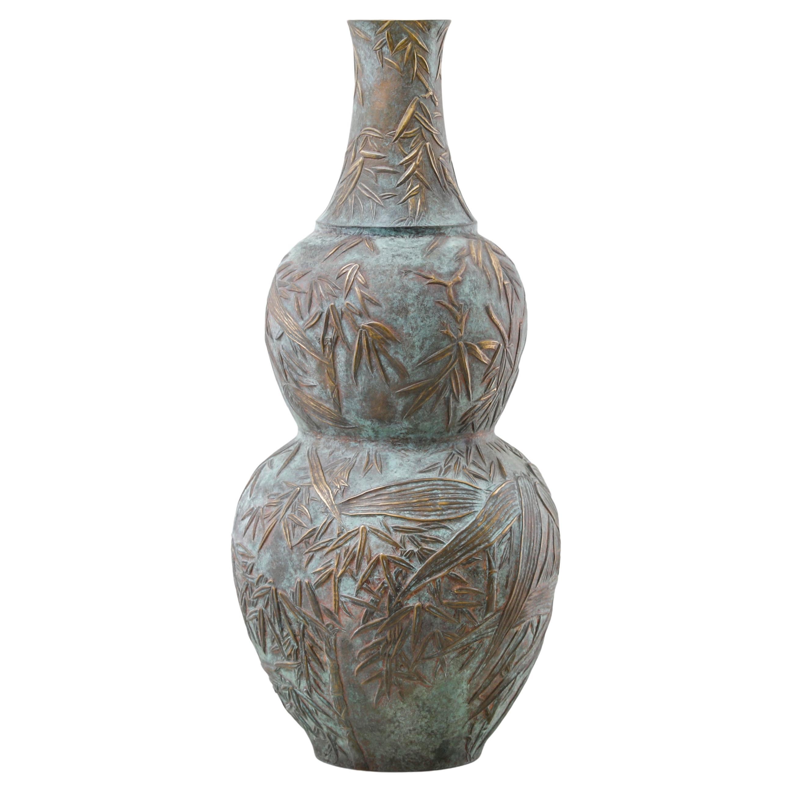 Jarrón grande Melocanna Repousse de bambú en latón verdigris, de Vikram Goyal
