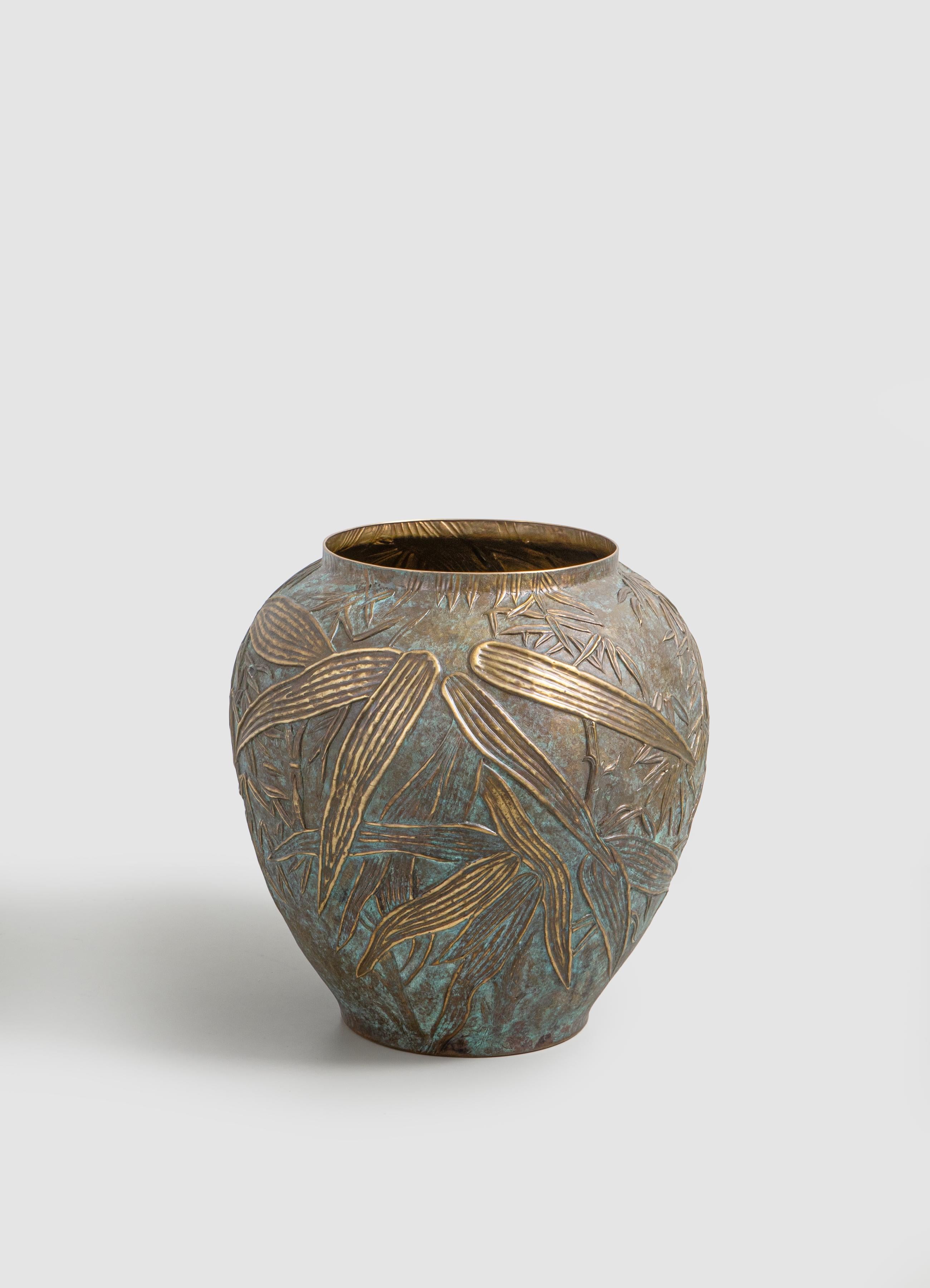 Vaso piccolo Melocanna Bamboo Repousse in ottone patinato, di Vikram Goyal

