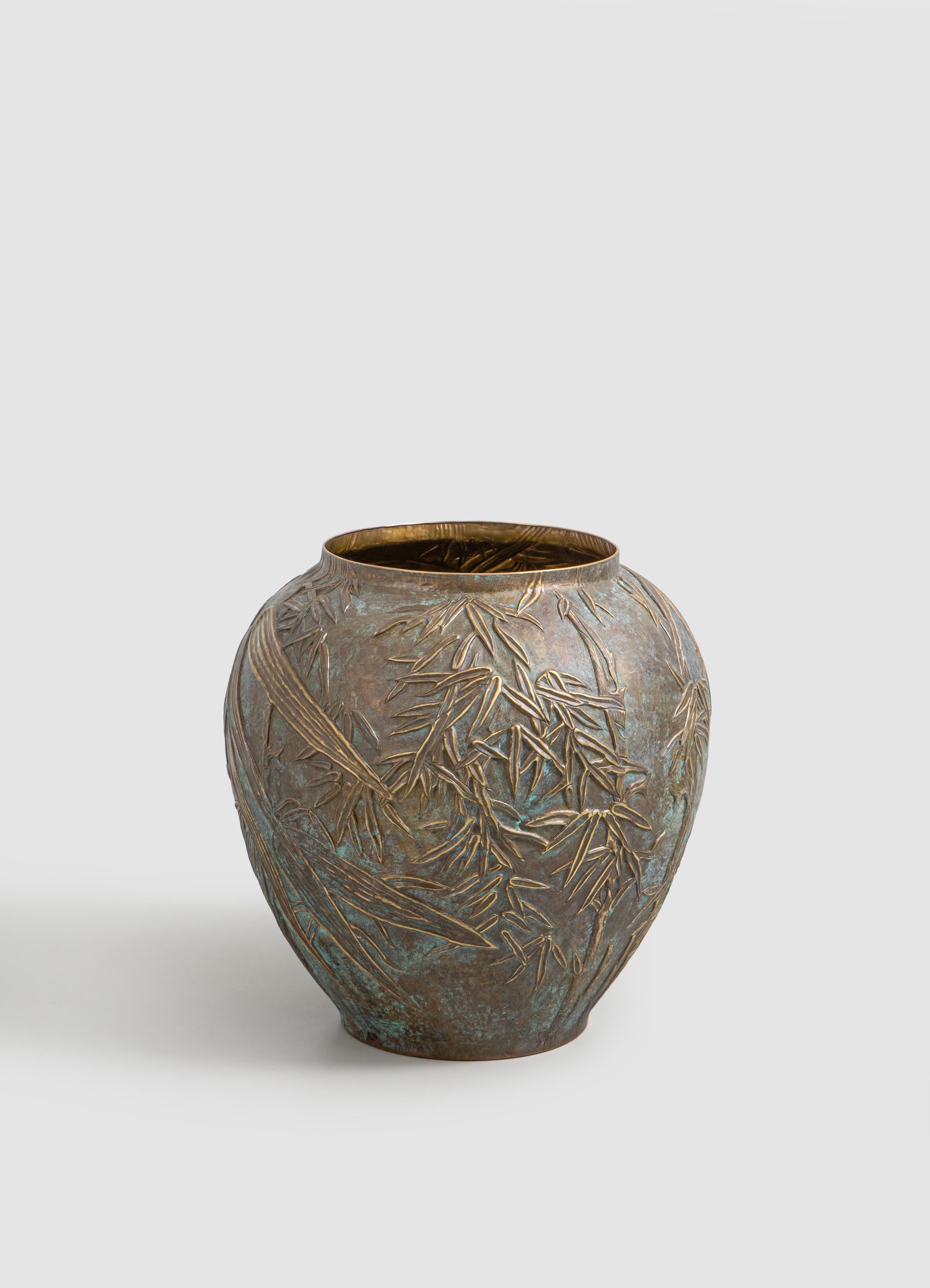 Indiano Vaso piccolo Melocanna Bamboo Repousse in ottone patinato, di Vikram Goyal in vendita
