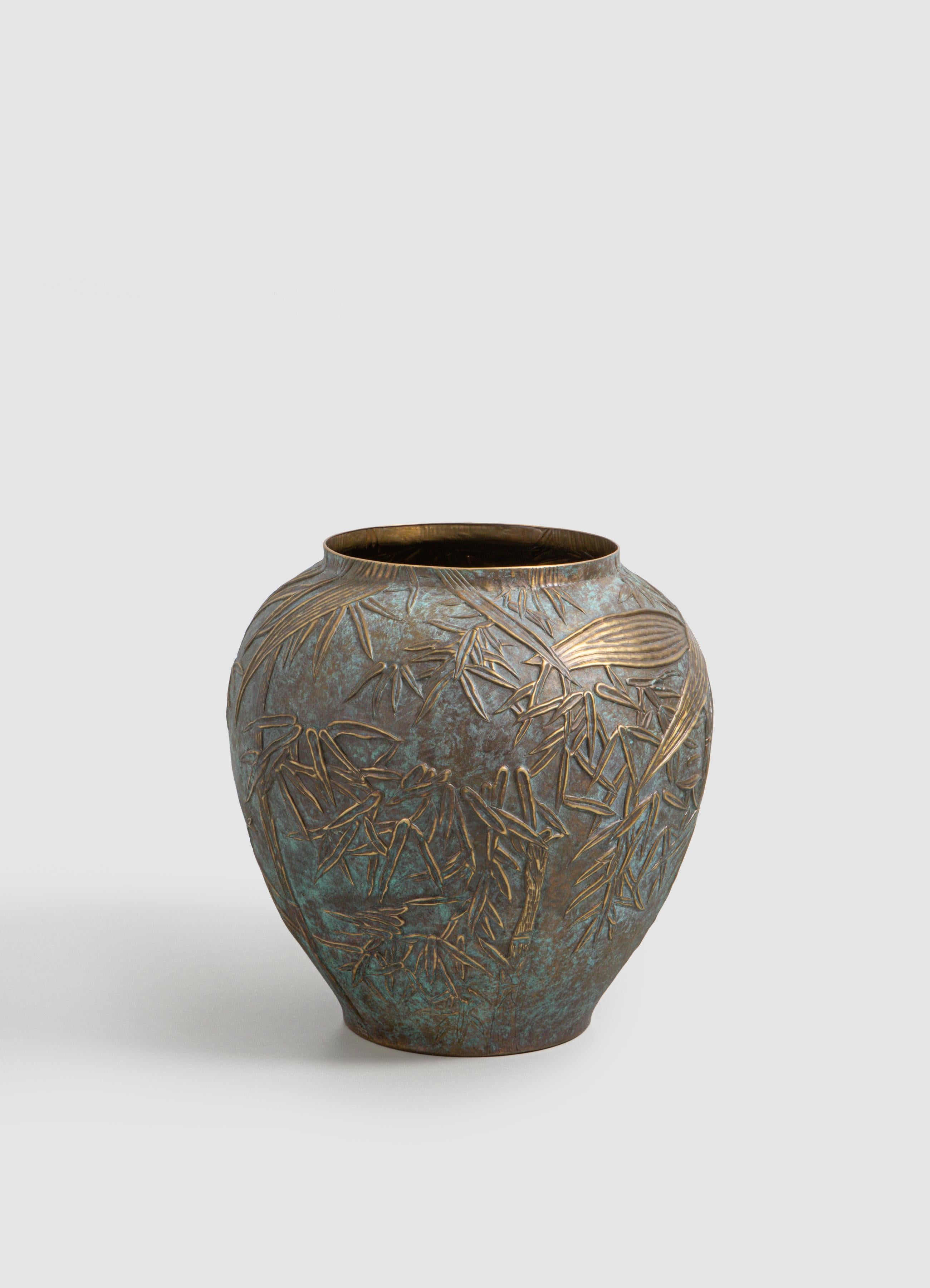 Calco Vaso piccolo Melocanna Bamboo Repousse in ottone patinato, di Vikram Goyal in vendita
