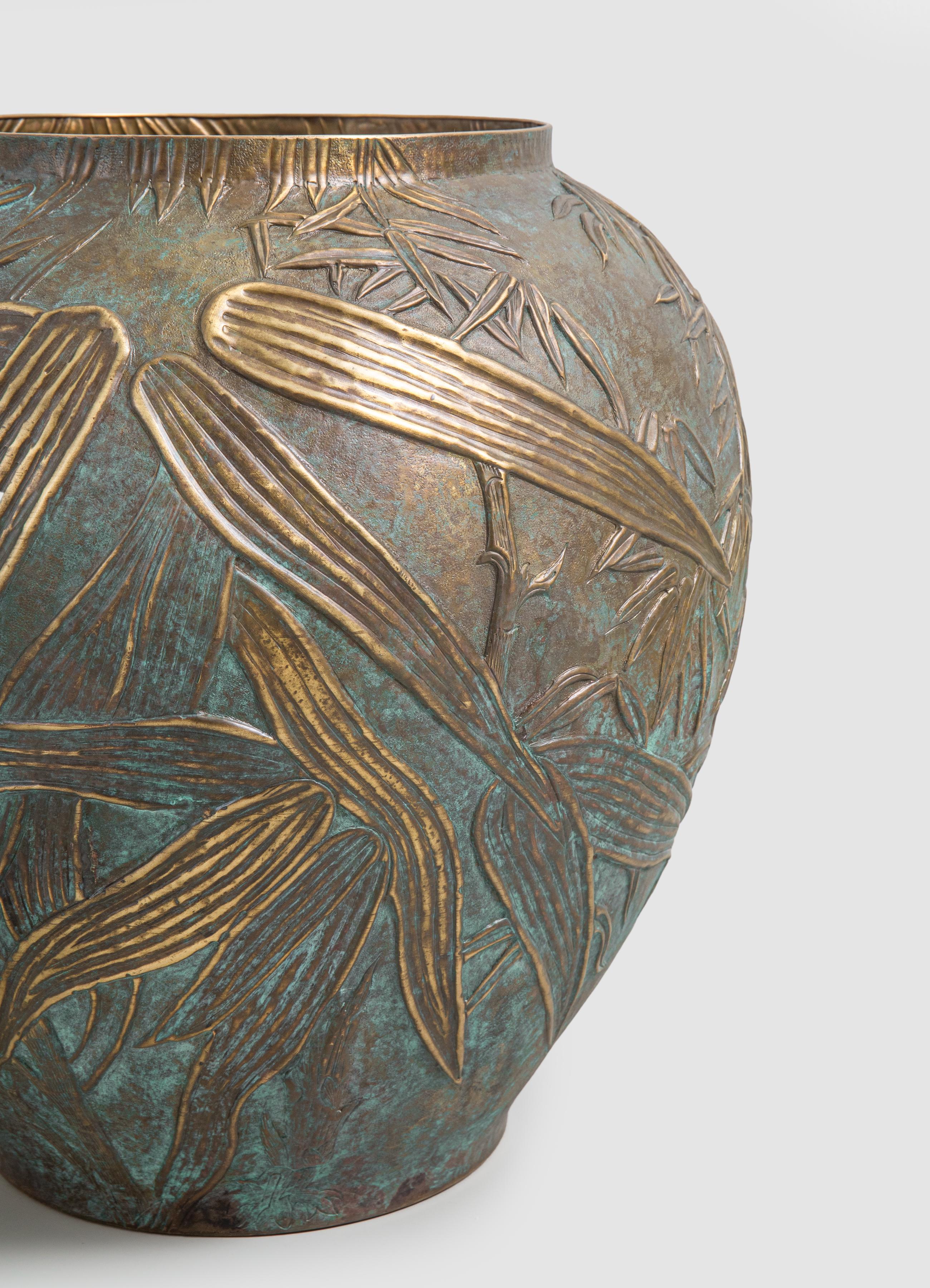 Vaso piccolo Melocanna Bamboo Repousse in ottone patinato, di Vikram Goyal In condizioni Nuovo in vendita a Noida, DL
