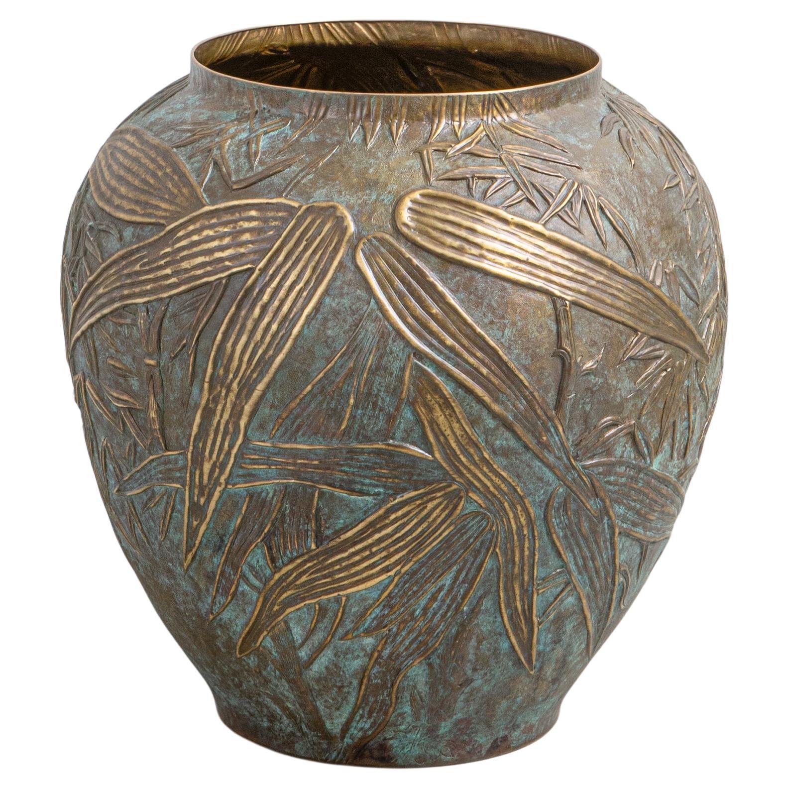 Vaso piccolo Melocanna Bamboo Repousse in ottone patinato, di Vikram Goyal