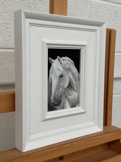 Ritratto in miniatura di un cavallo bianco e grigio realizzato da un giovane artista britannico del XXI secolo