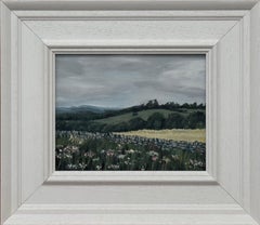 Fiori di campo e muro a secco nella campagna inglese, opera di un giovane artista del XXI secolo