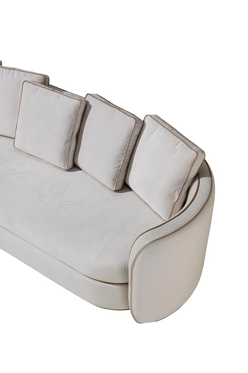 Il divano MELODY è un pezzo elegante caratterizzato da uno schienale graziosamente arrotondato che si trasforma in braccioli eleganti e curvi. Le doppie bordature accentuano la silhouette del divano, aggiungendo un tocco raffinato al suo design. Per
