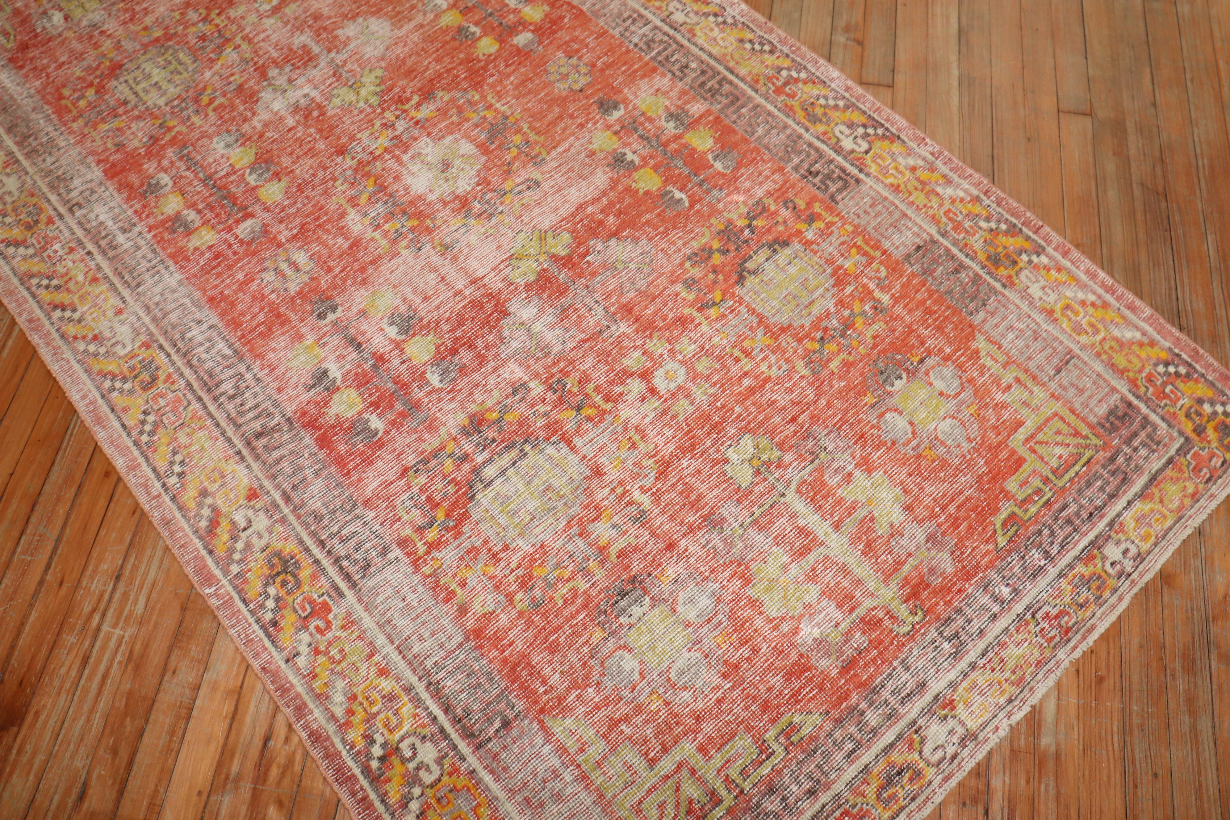 Antiker Khotan-Teppich in Melonenfarbe im Angebot 3