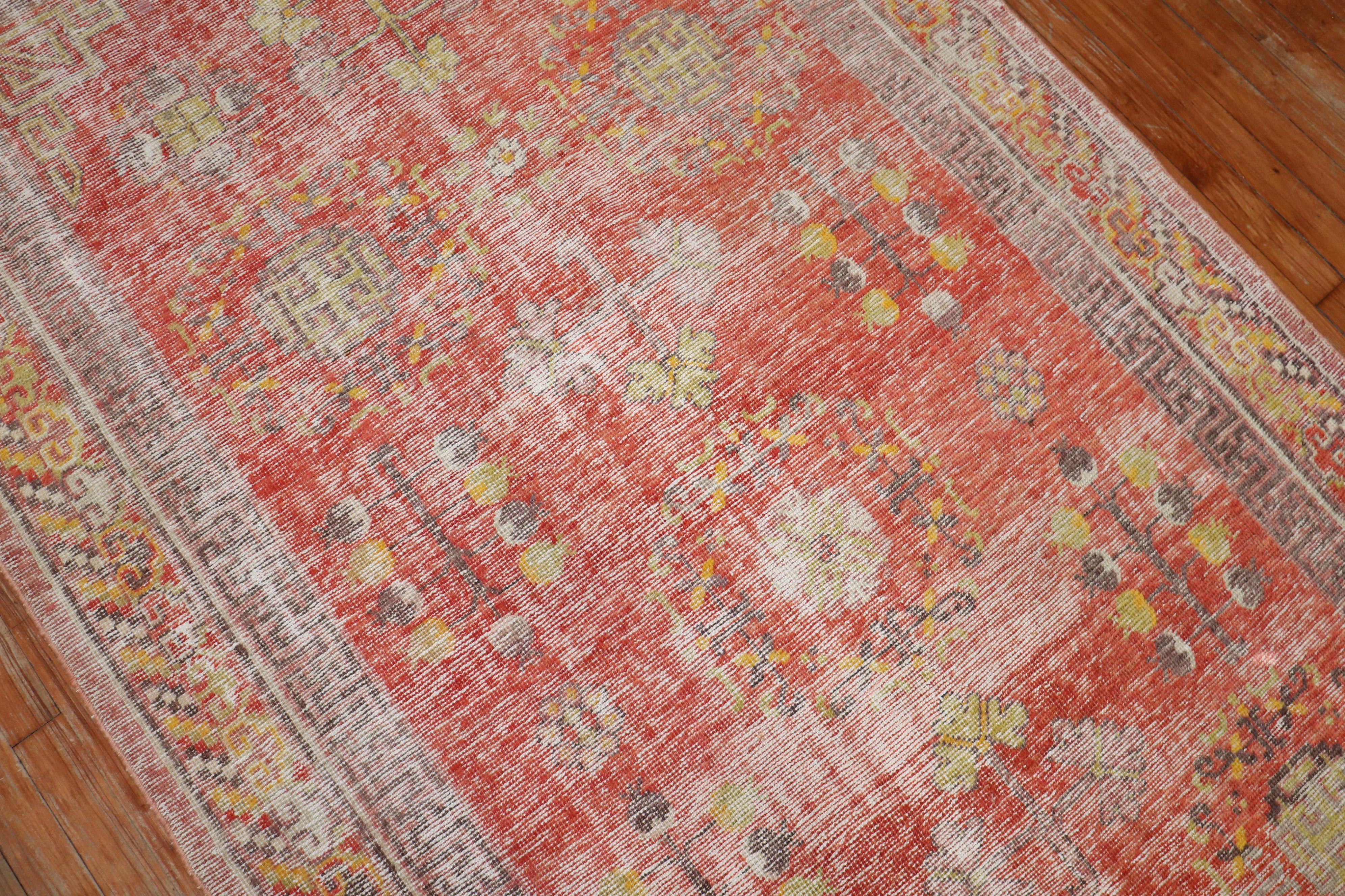 Antiker Khotan-Teppich in Melonenfarbe (20. Jahrhundert) im Angebot