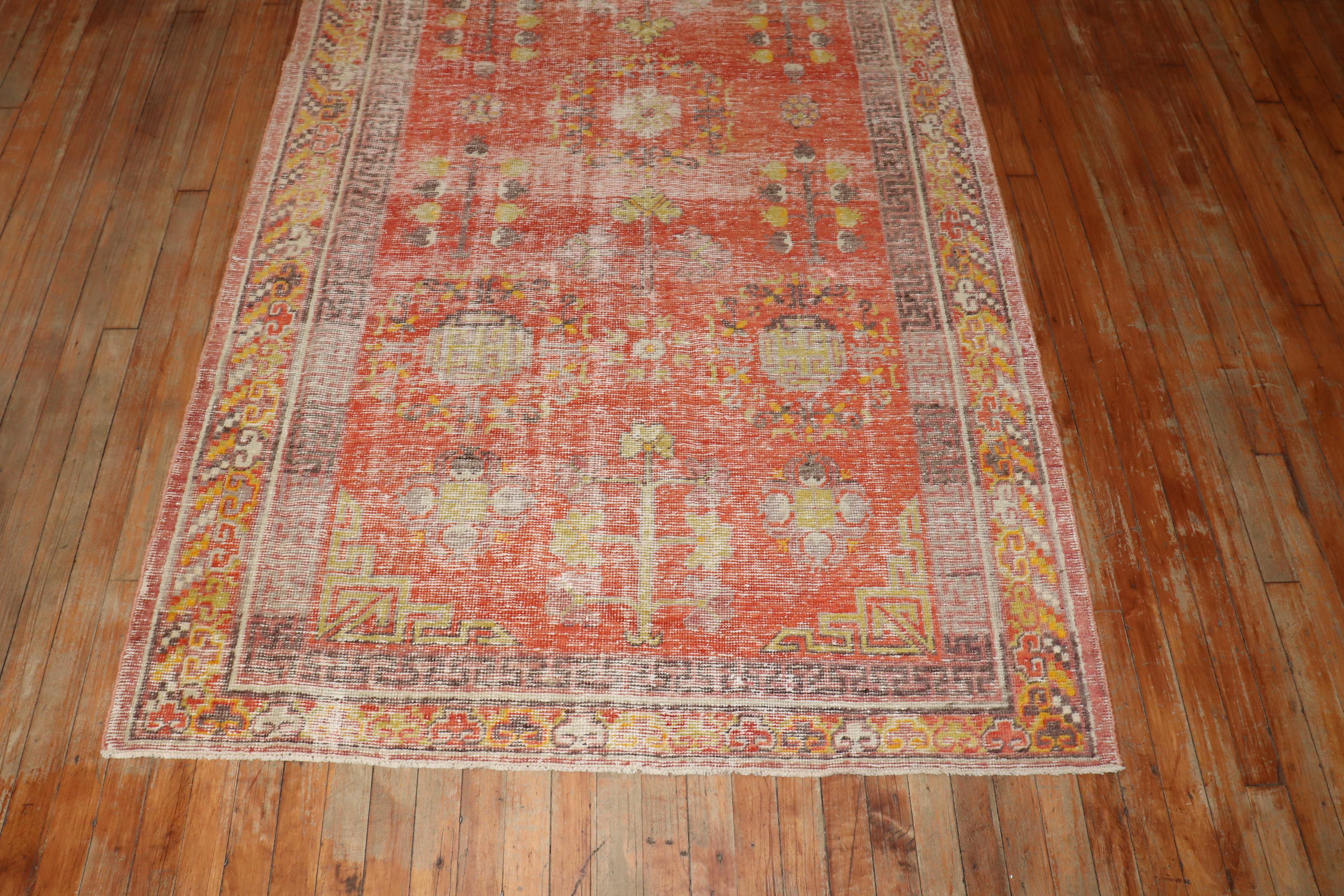 Antiker Khotan-Teppich in Melonenfarbe im Angebot 1