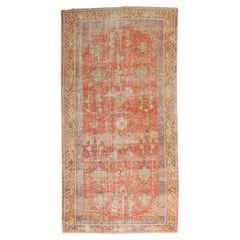 Tapis Khotan ancien de couleur Melon