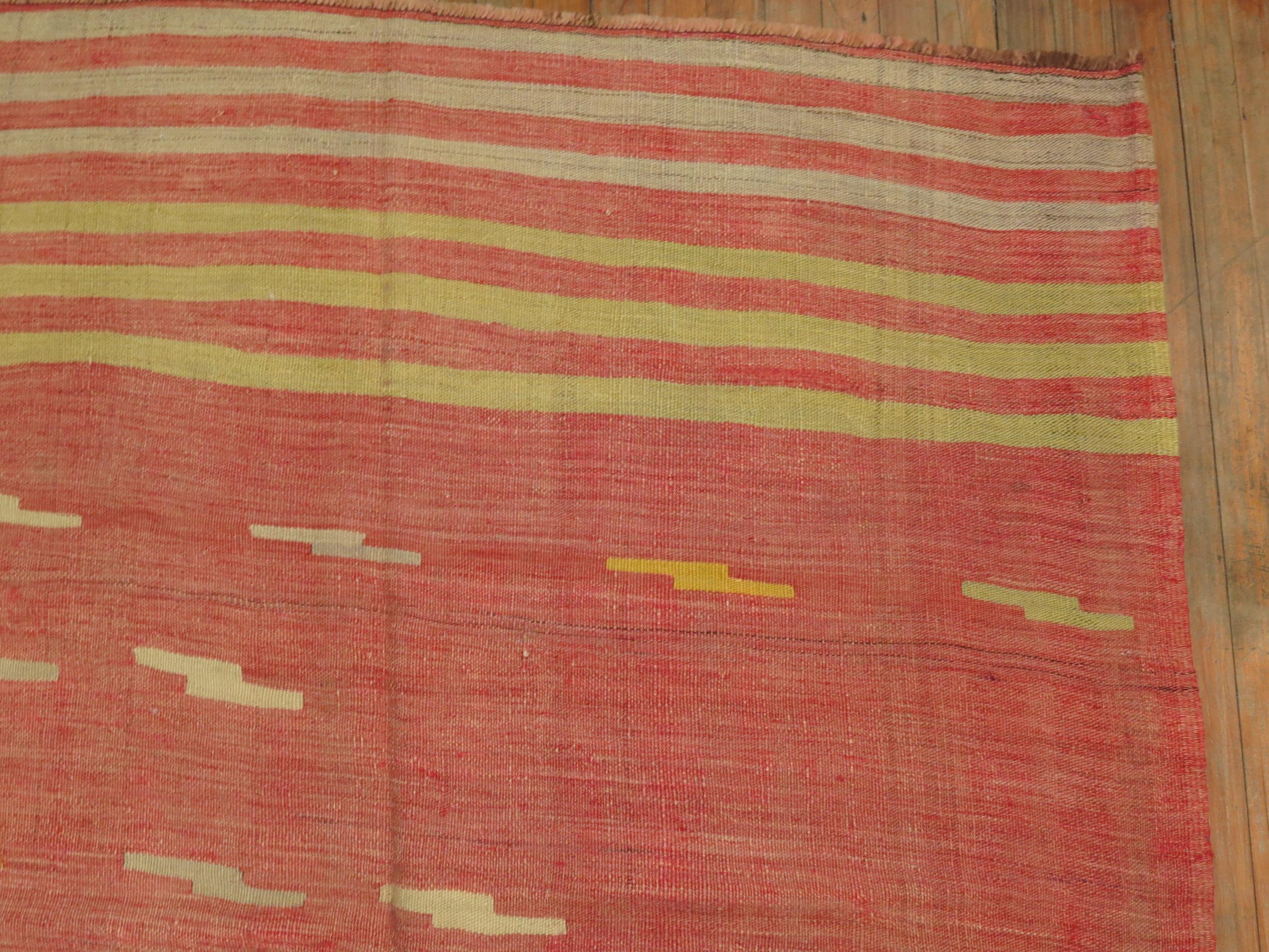 Melon Red Vintage Turkish Kilim Room Size Rug In Good Condition For Sale In New York, NY
